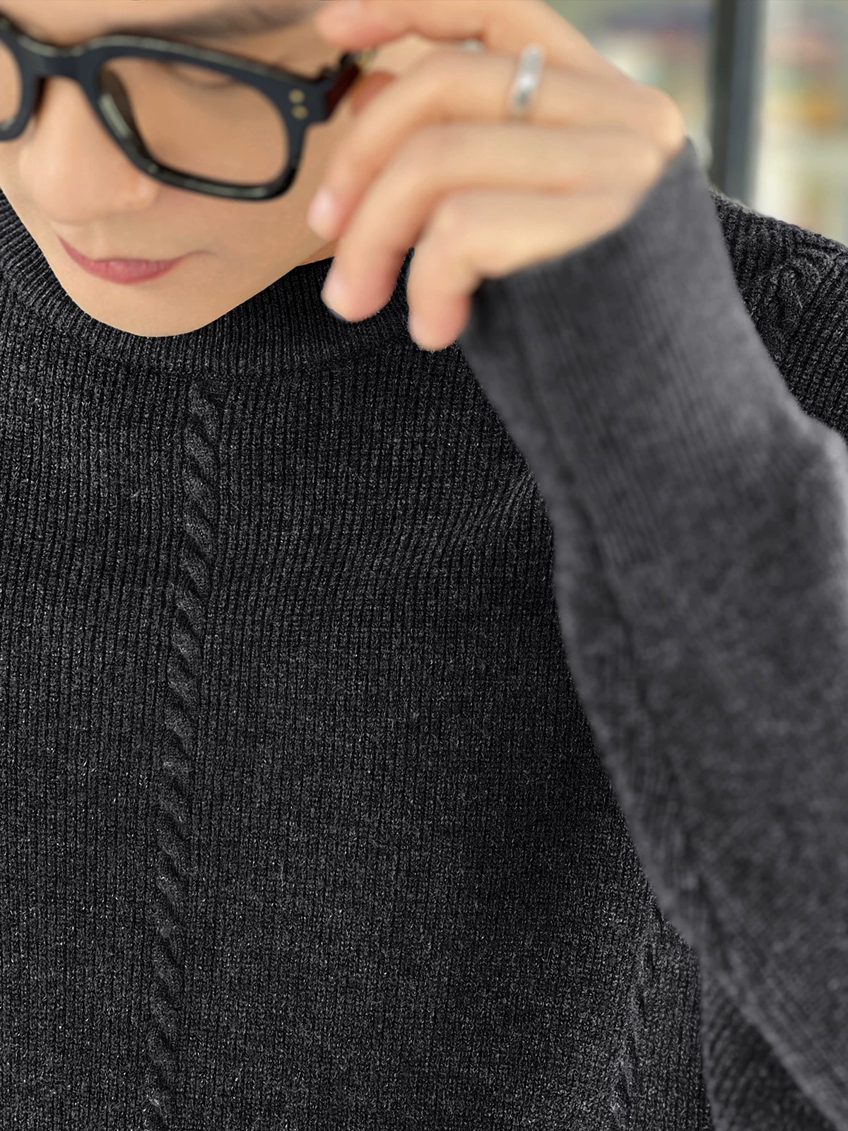 Số 22 mặc áo len dệt kim dày dặn giữ ấm mùa đông dành cho nam giới làm lớp lót bên trong cho dịp Giáng sinh và năm mới.