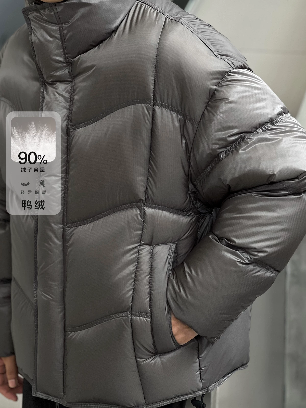 Số 22 mặc áo khoác phao cổ đứng kiểu bánh mì ấm áp, độ phồng cao, chất liệu lông vũ 90% vịt, chống lạnh cực mạnh.