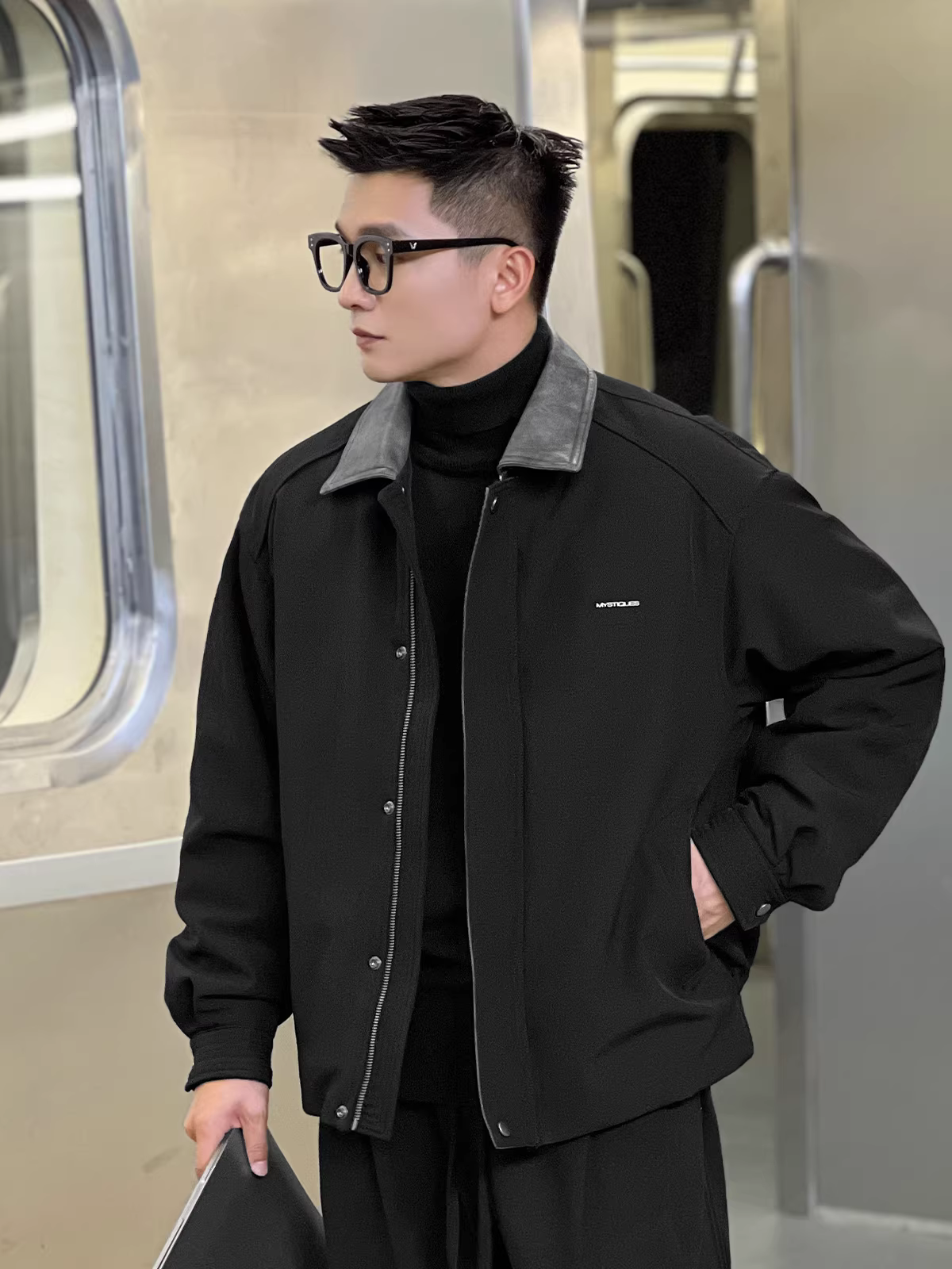 Số 22 mặc áo khoác phi công kiểu rộng vai phong cách nông trại, mang lại cảm giác cao cấp, có cổ áo màu tương phản và áo khoác công sở ấm áp dành cho nam giới.