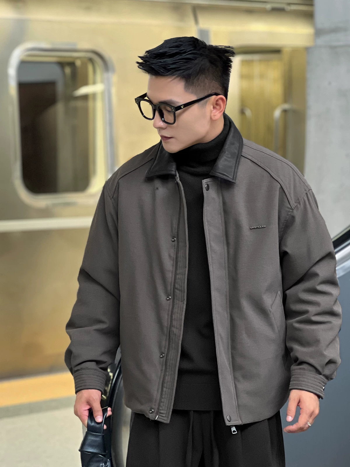 Số 22 mặc áo khoác phi công kiểu rộng vai phong cách nông trại, mang lại cảm giác cao cấp, có cổ áo màu tương phản và áo khoác công sở ấm áp dành cho nam giới.