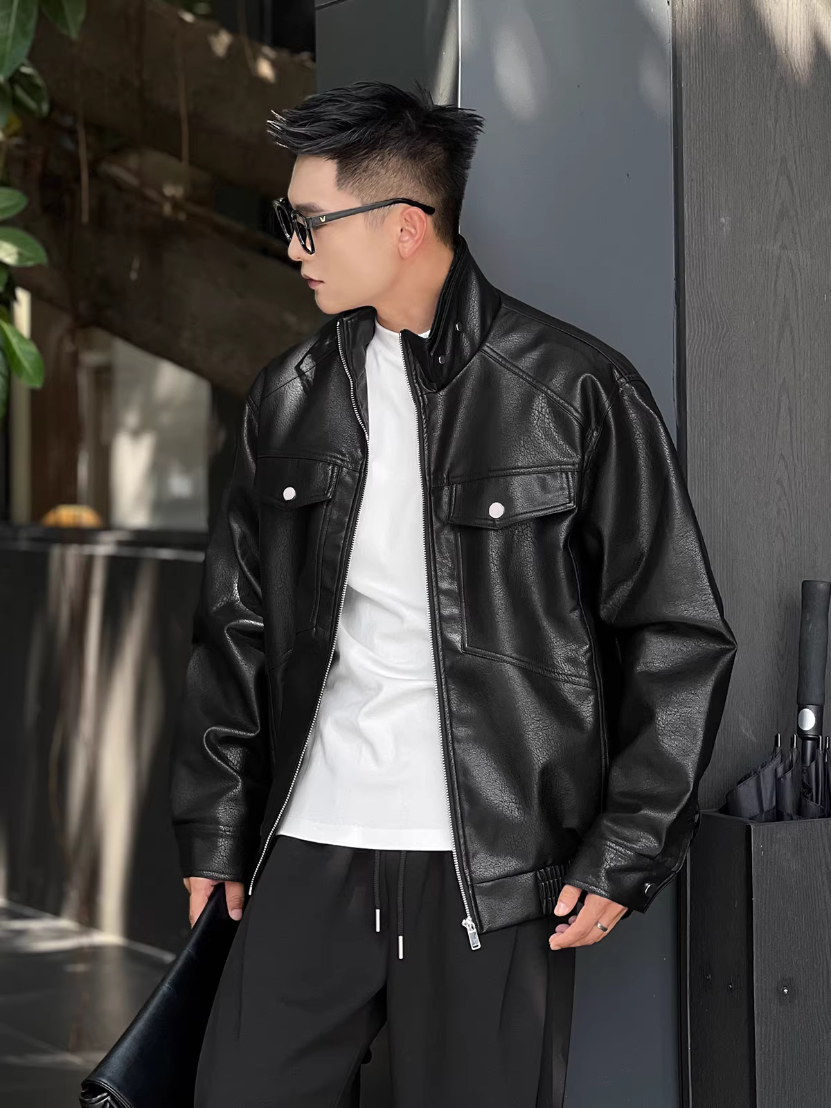 Trang phục số 22 cho mùa thu đông: Áo khoác da PU nam cá tính họa tiết vải thiều, dáng ngắn rộng, cổ trụ, kiểu áo khoác biker.