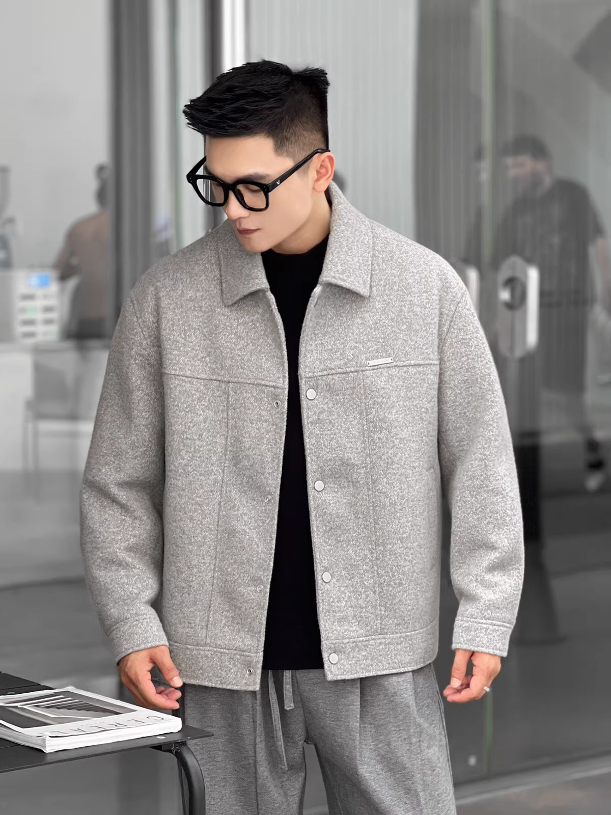 Trang phục số 22: Áo khoác mùa đông kiểu dáng lịch lãm, sang trọng, phong cách cổ điển dành cho nam, chất liệu cao cấp.