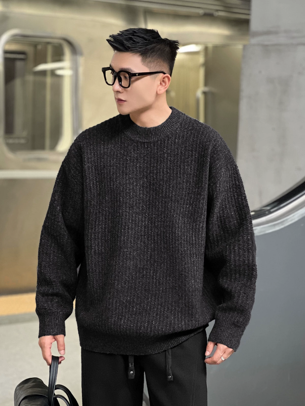 Số 22 mặc áo len dệt kim cổ tròn mùa đông mang lại cảm giác cao cấp và chất liệu ấm áp mang lại vẻ ngoài cổ điển.