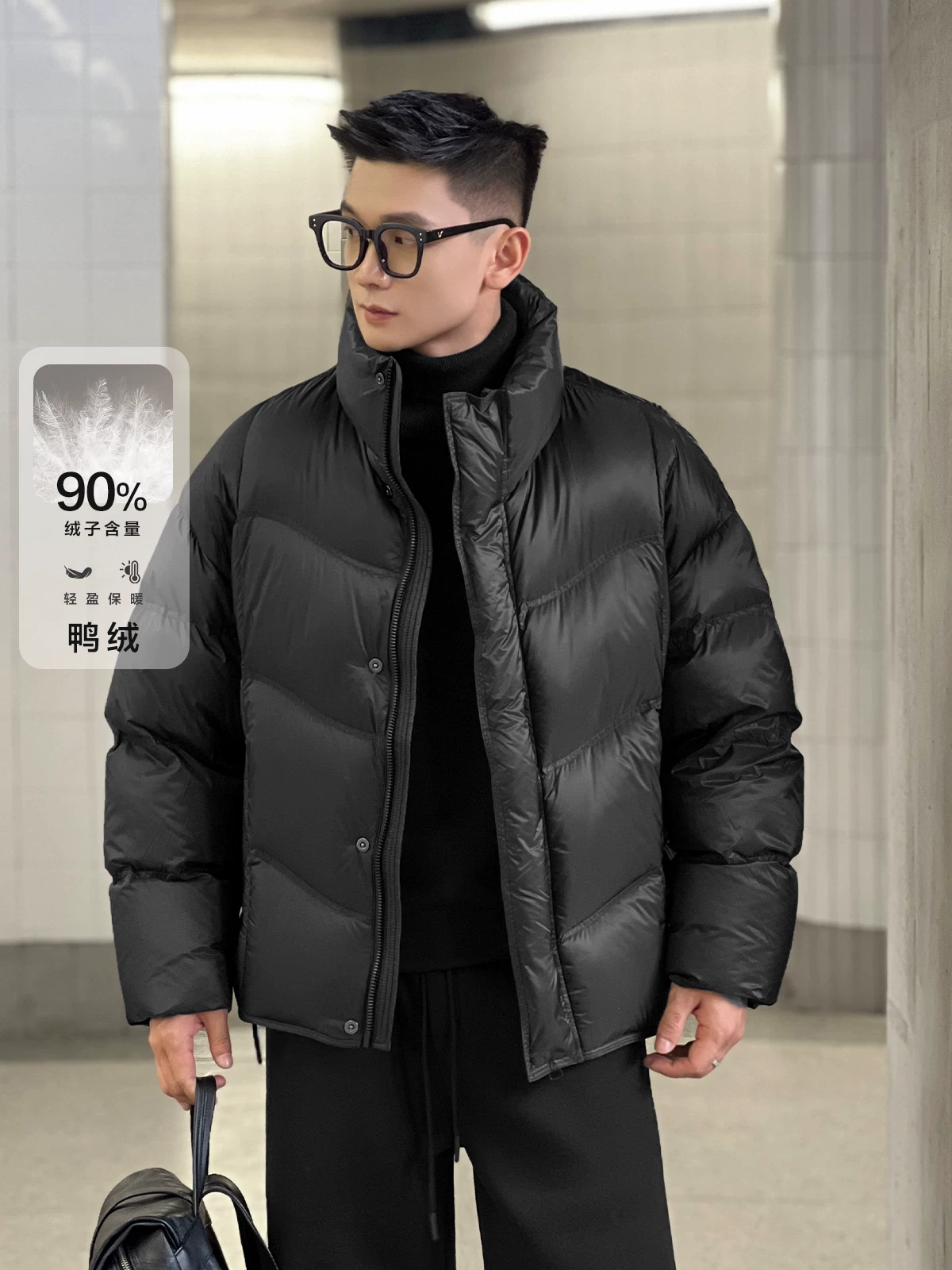 Số 22 mặc áo khoác phao cổ đứng kiểu bánh mì ấm áp, độ phồng cao, chất liệu lông vũ 90% vịt, chống lạnh cực mạnh.