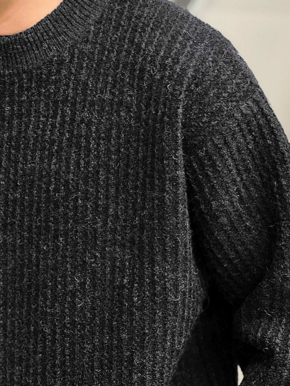 Số 22 mặc áo len dệt kim cổ tròn mùa đông mang lại cảm giác cao cấp và chất liệu ấm áp mang lại vẻ ngoài cổ điển.