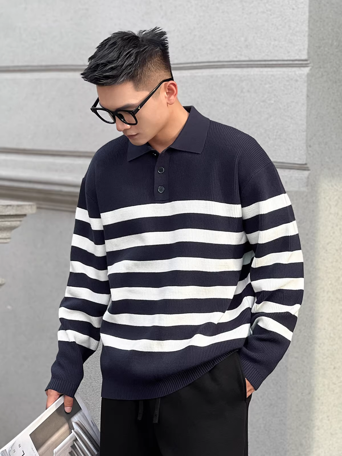 Trang phục số 22: áo polo phong cách tiền cổ điển, thoải mái, áo len sọc, cổ áo, cảm giác sang trọng, áo len rộng rãi dành cho nam.