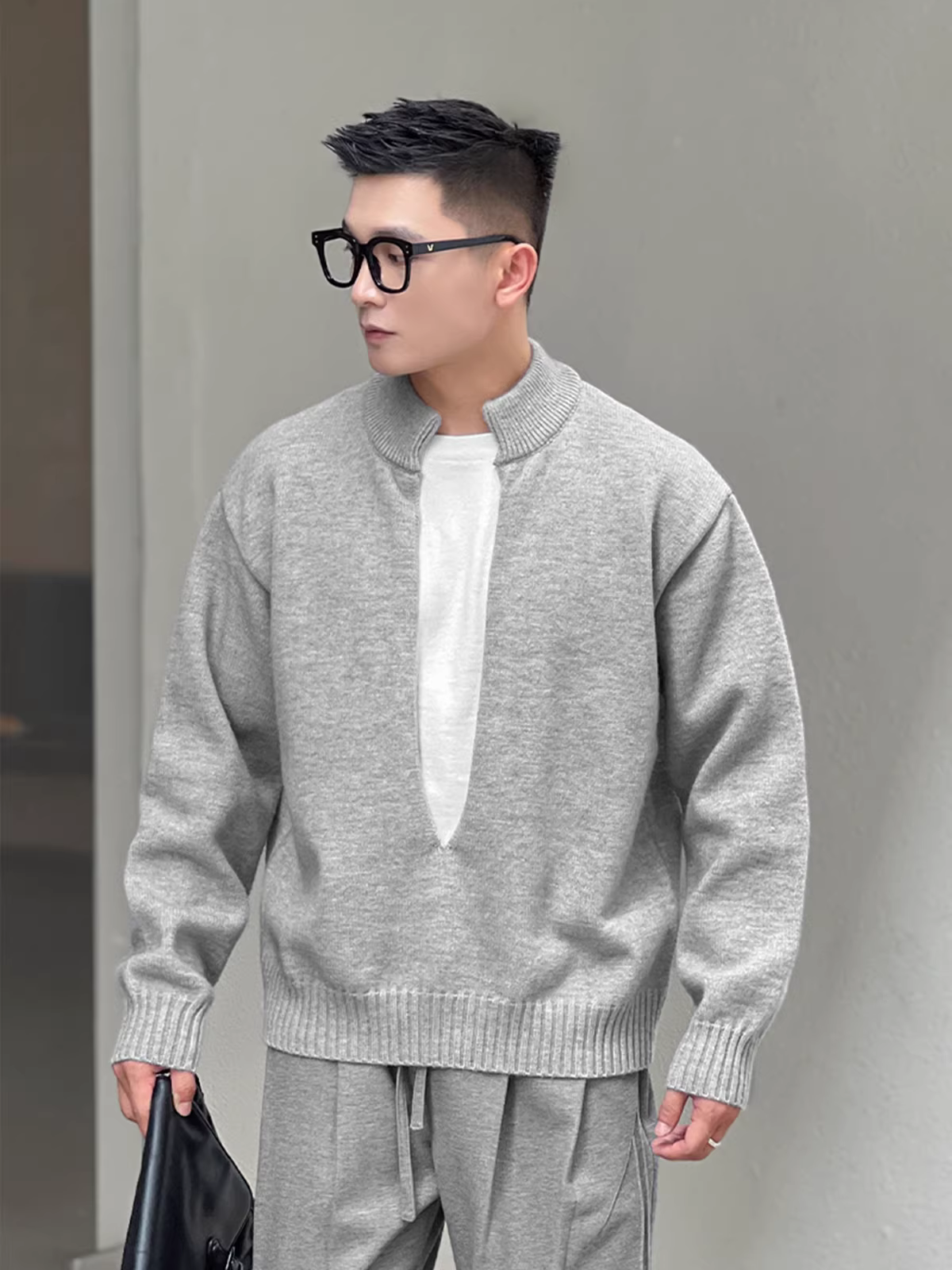 Trang phục số 22 mang phong cách xếp lớp với thiết kế giả hai mảnh, áo len dệt kim ấm áp cổ đứng mùa đông dành cho nam, mang lại cảm giác cao cấp và áo len đa năng.