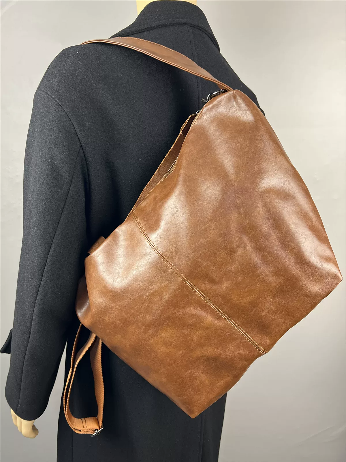 Ba lô nam thời trang sức chứa lớn đeo chéo vai đi làm túi da thật họa tiết hình lưỡi liềm túi du lịch