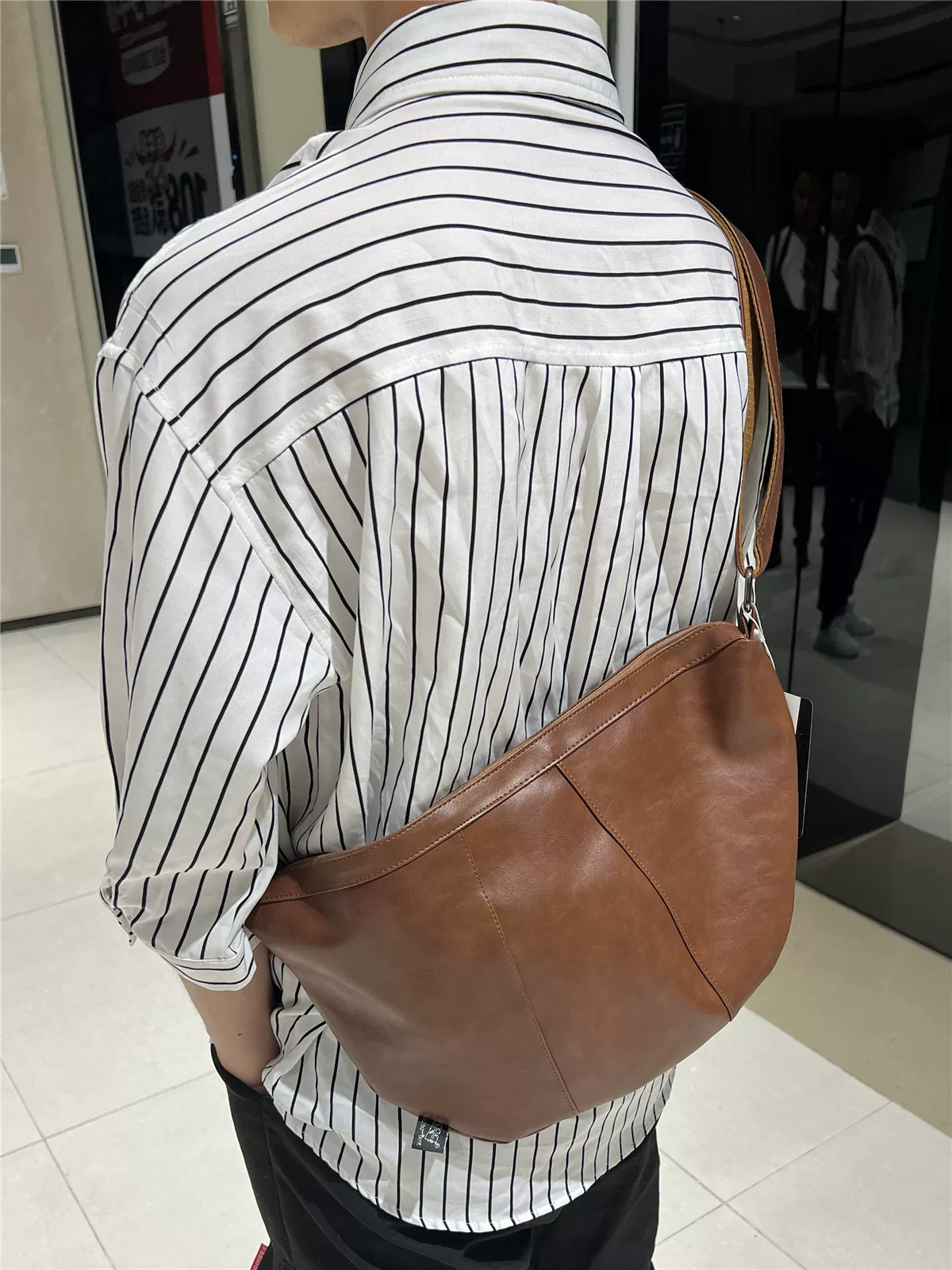 Túi đeo chéo nam 2024 mới, túi bánh bao da mềm sọc phong cách Nhật Bản và Hàn Quốc, túi đeo vai nữ thời trang đơn giản