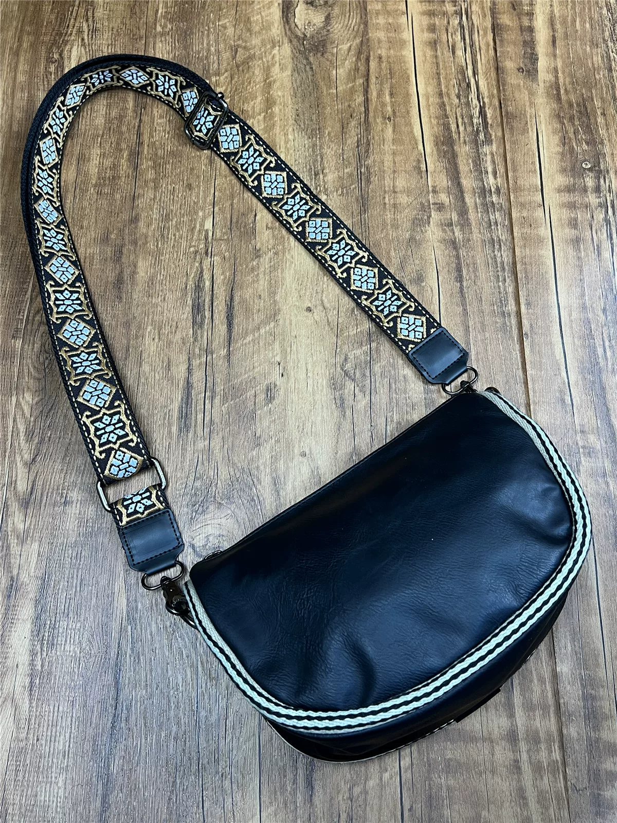 Túi hình lưỡi liềm hợp thời trang dành cho nam giới của Threebox, túi đeo chéo kiểu Hàn Quốc và Nhật Bản, túi đeo vai bằng da mềm kiểu Anh thông thường