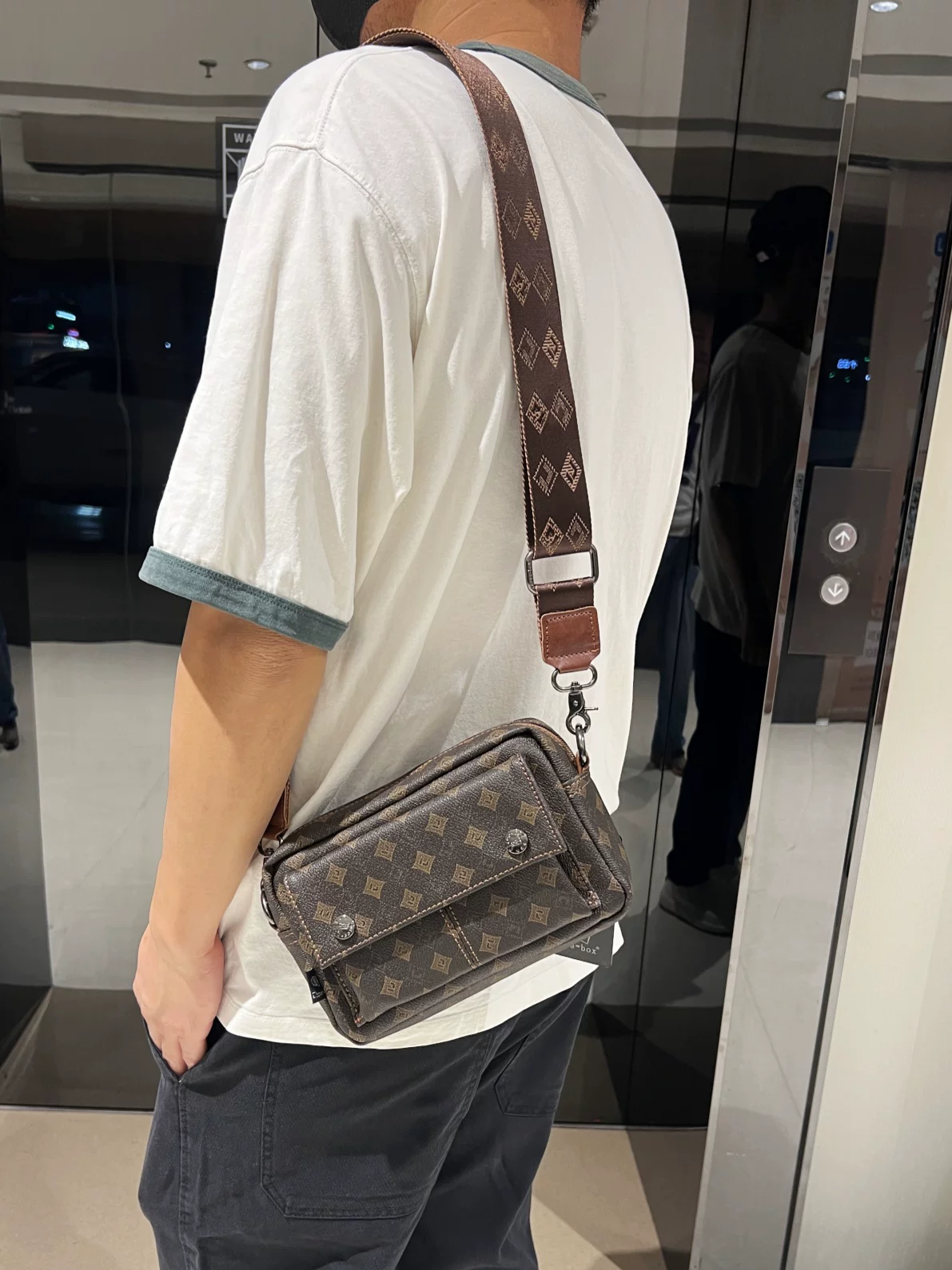 Túi đeo chéo nam phong cách đường phố thời trang 2026, kiểu vintage, unisex, họa tiết ca rô, balo thời thượng, thích hợp đi làm