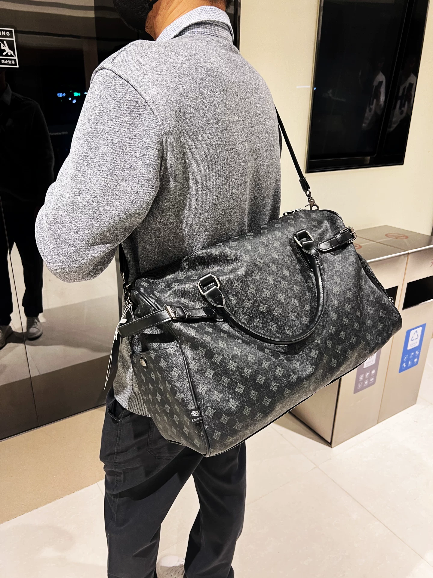 Túi xách nam ba ngăn, túi du lịch công tác, túi đeo chéo một bên vai in nổi, balo đựng đồ vệ sinh cá nhân đi làm