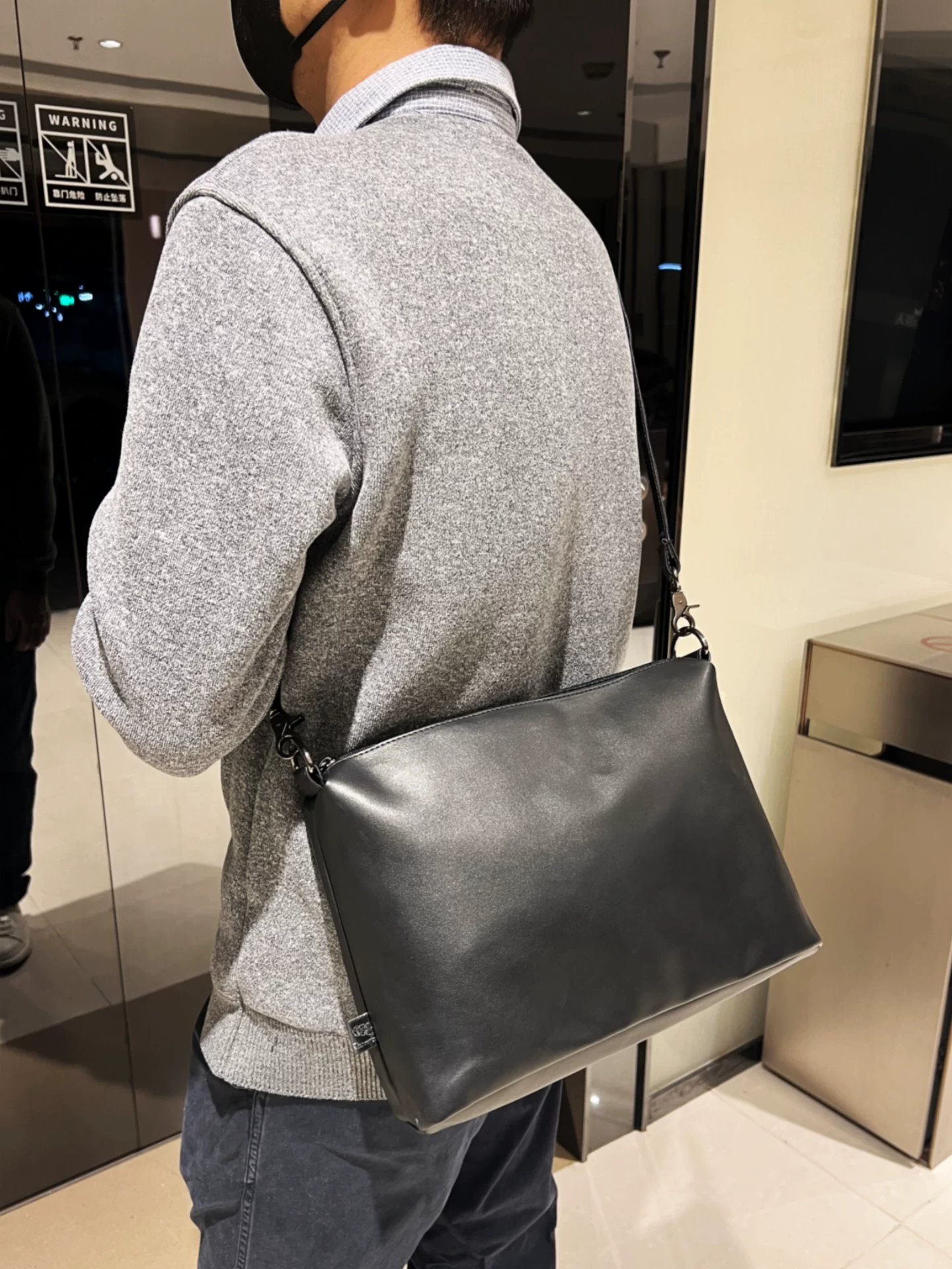 2026 túi đeo chéo da mềm giản dị dành cho nam túi đeo vai đơn giản có khóa kéo da sáng bóng dành cho nữ túi đi làm ba lô học sinh