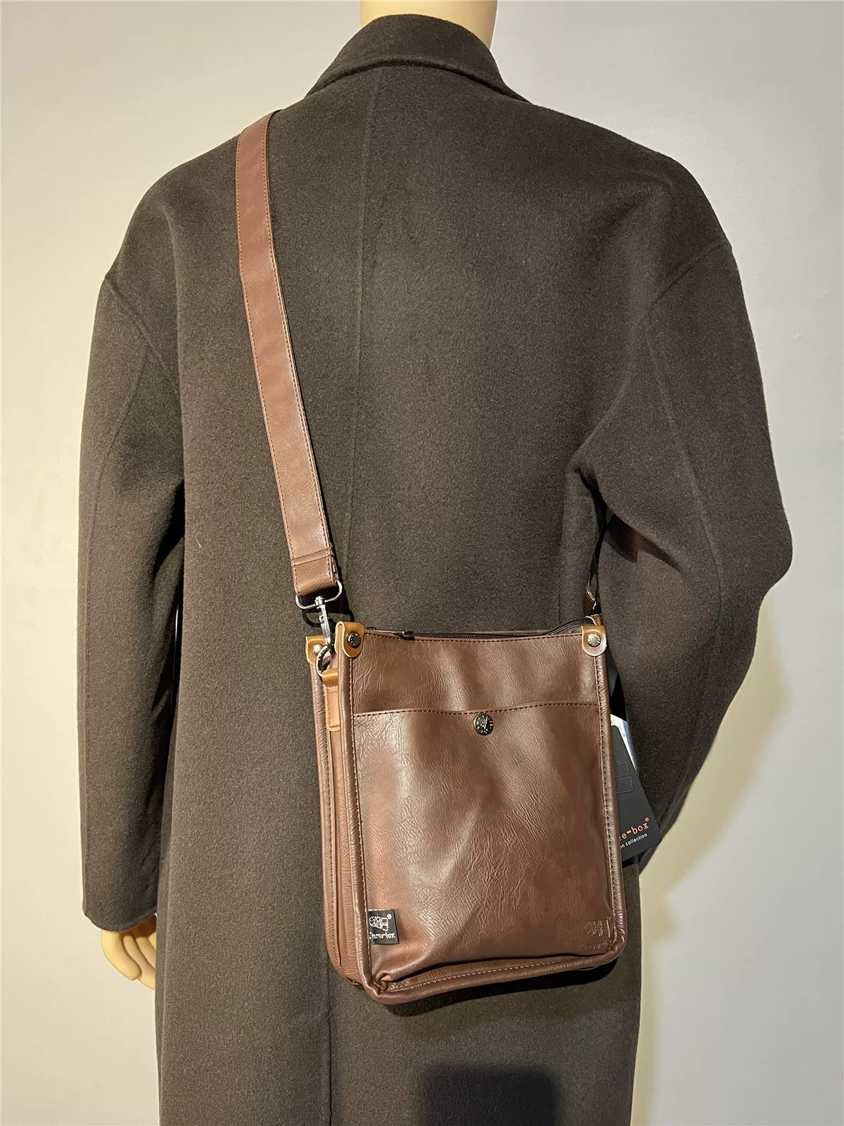 Túi đeo vai nam ba ngăn thời trang sản phẩm mới, kiểu dáng vuông đa năng, chất liệu da thật, phong cách thời thượng.