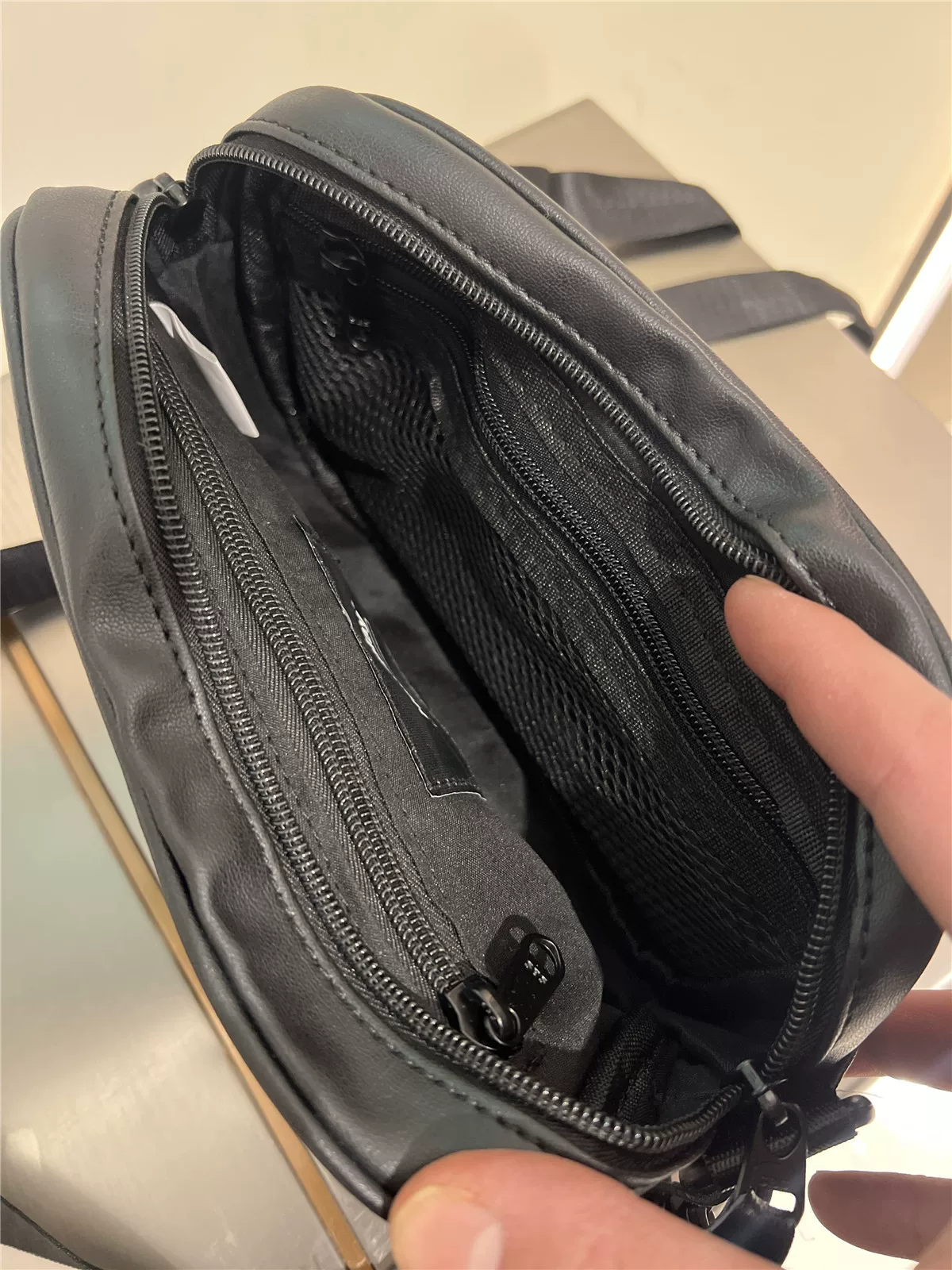 Túi đeo vai nam phong cách Hồng Kông thời trang 2024, túi đeo chéo da mềm thông thường, túi đeo chéo kiểu Nhật Bản và Hàn Quốc, túi đựng điện thoại di động