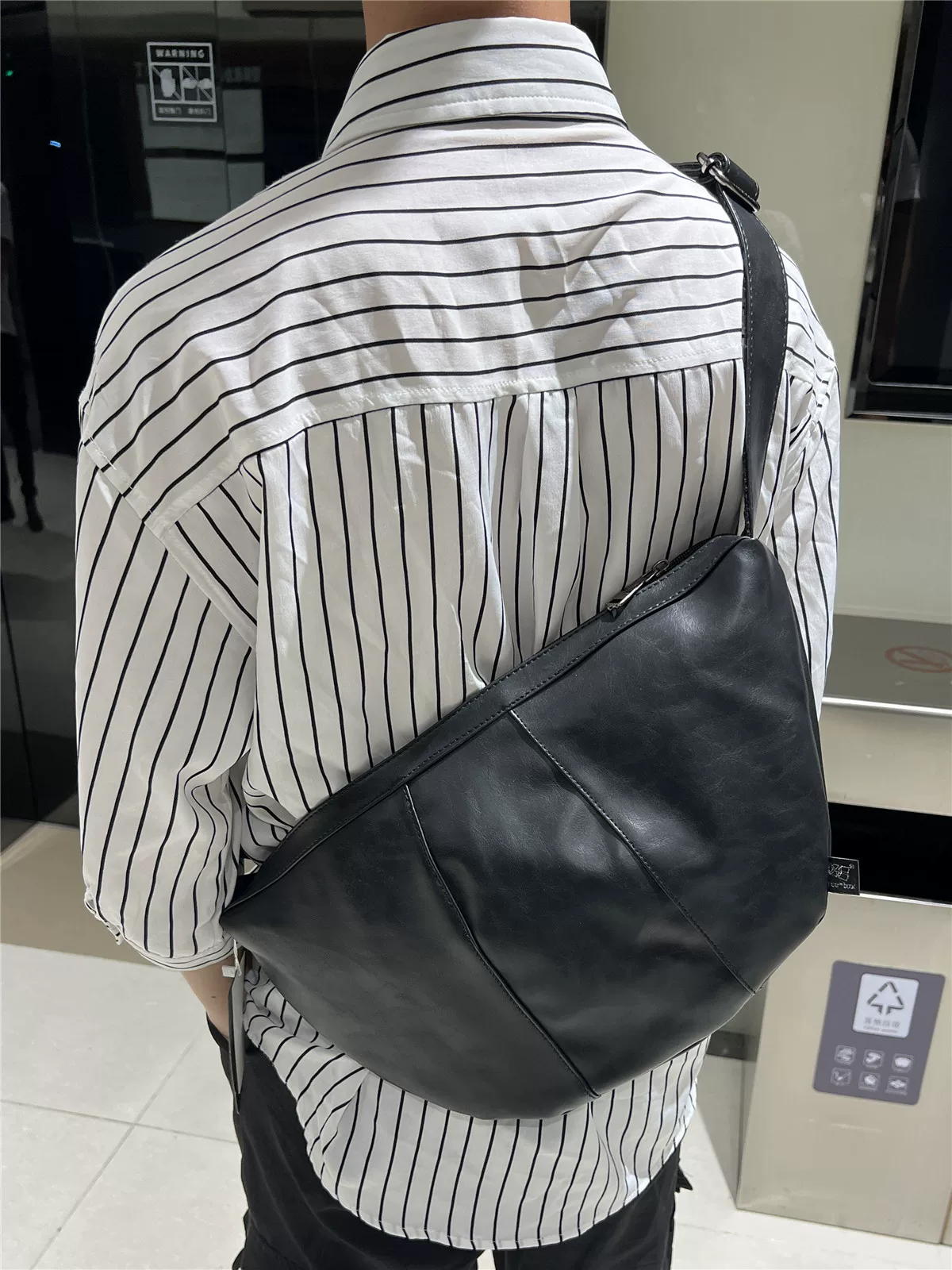 Túi đeo chéo nam 2024 mới, túi bánh bao da mềm sọc phong cách Nhật Bản và Hàn Quốc, túi đeo vai nữ thời trang đơn giản