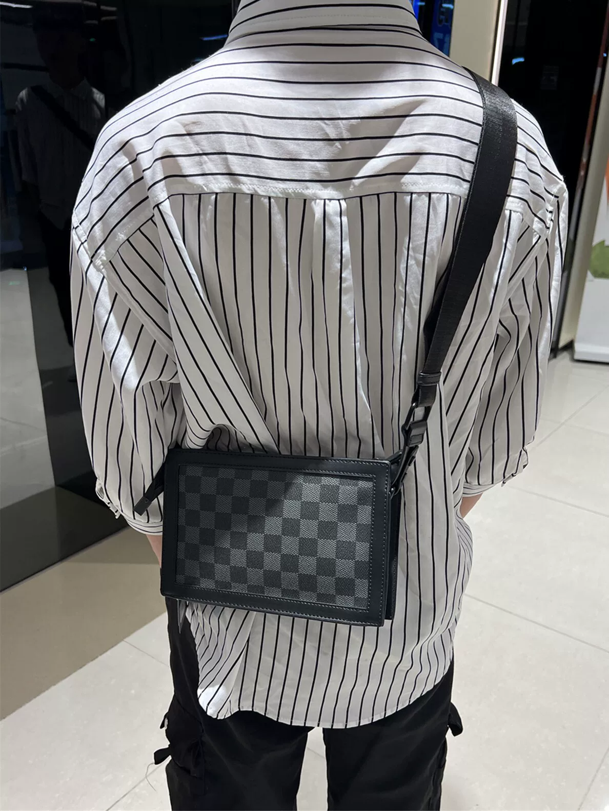 Túi đeo chéo nhỏ thời trang kẻ caro năm 2024, phong cách giản dị, hợp xu hướng, dành cho nam và nữ trẻ.