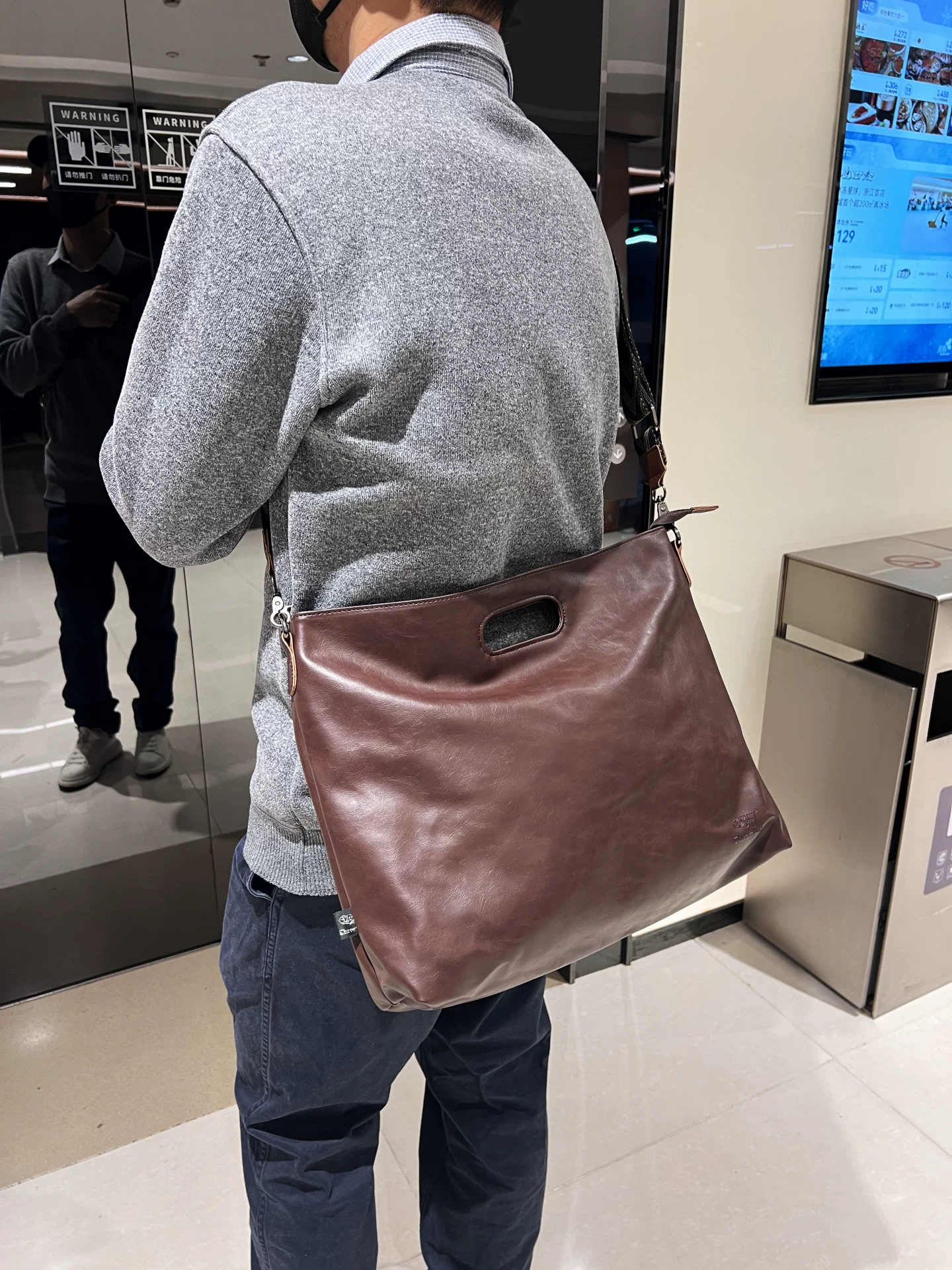 Túi xách da mềm phong cách retro dành cho nam, túi đeo vai đơn giản, túi đi làm kiểu Nhật Bản và Hàn Quốc, ba lô công sở đeo chéo, túi đựng máy tính du lịch