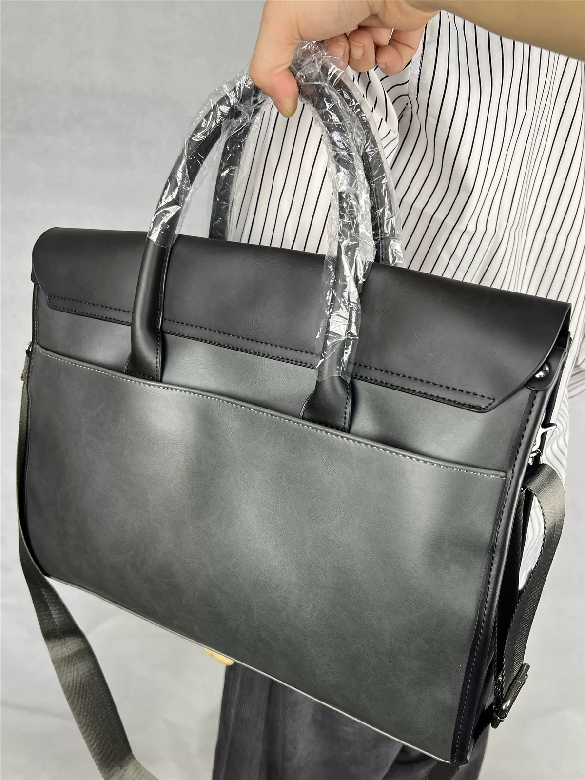 Xu hướng thời trang 2025: túi xách nam phong cách Nhật Bản và Hàn Quốc, túi xách retro thời thượng, chất liệu da ngựa điên, cặp da công sở