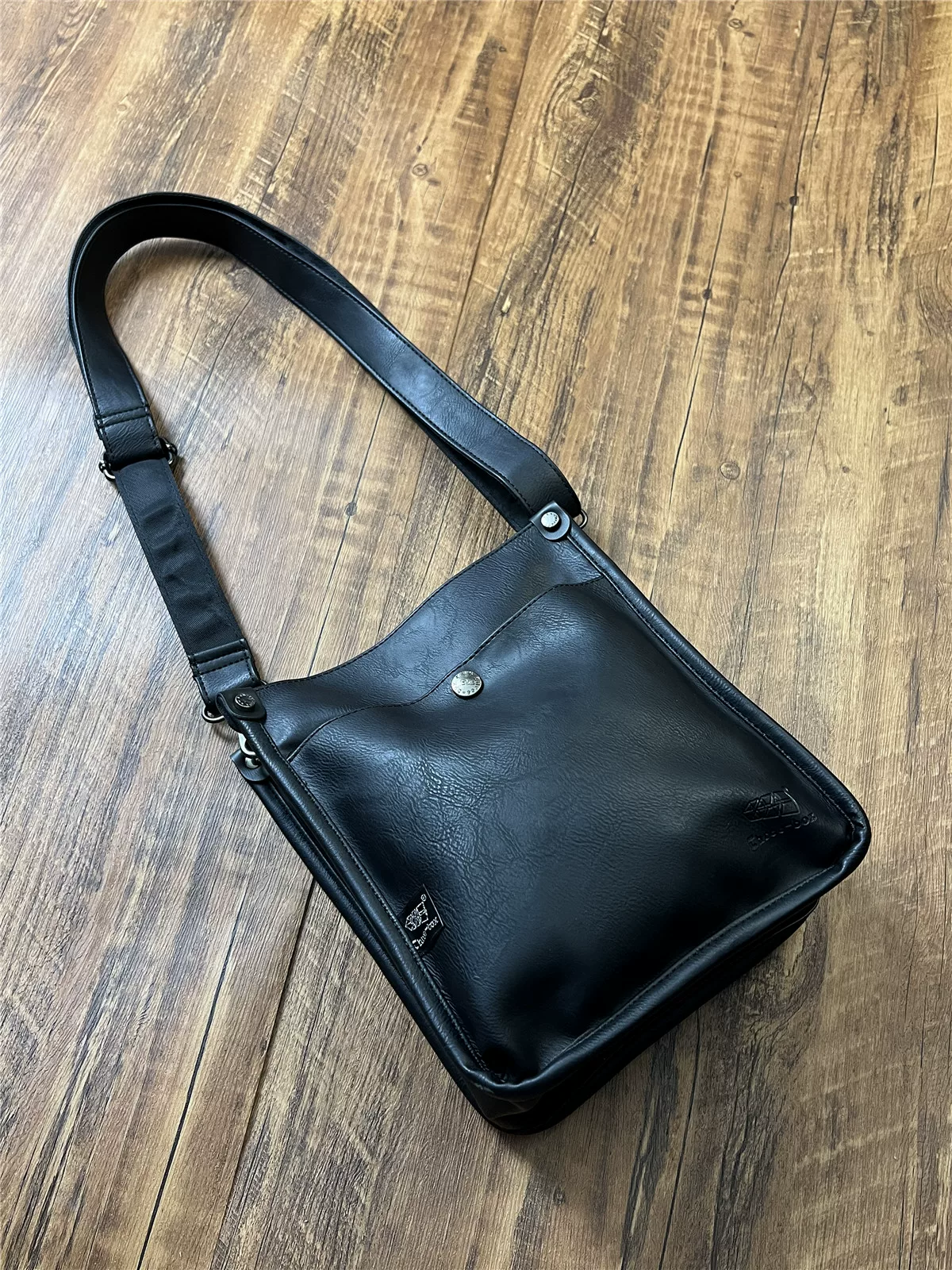 Túi đeo vai nam ba ngăn thời trang sản phẩm mới, kiểu dáng vuông đa năng, chất liệu da thật, phong cách thời thượng.