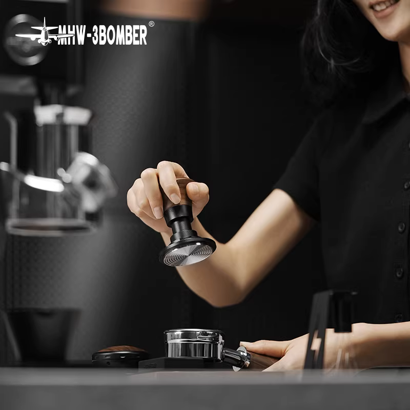 Máy ép cà phê Bomber 2.0 có lực không đổi để cân bằng và cân bằng bã cà phê với độ đàn hồi không đổi để ngăn chặn áp lực không đều.