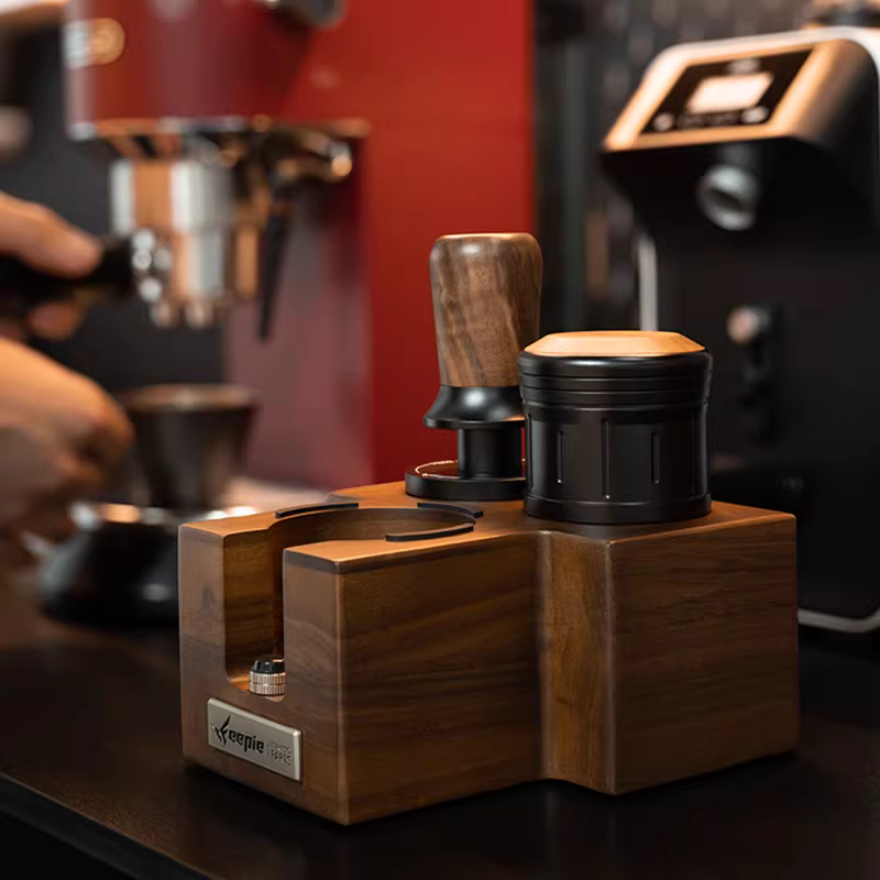 Giá đỡ máy pha cà phê làm bằng gỗ óc chó Bắc Mỹ để đựng tay cầm máy pha cà phê, dụng cụ nén cà phê, dụng cụ phân phối cà phê và dụng cụ nghiền cà phê.