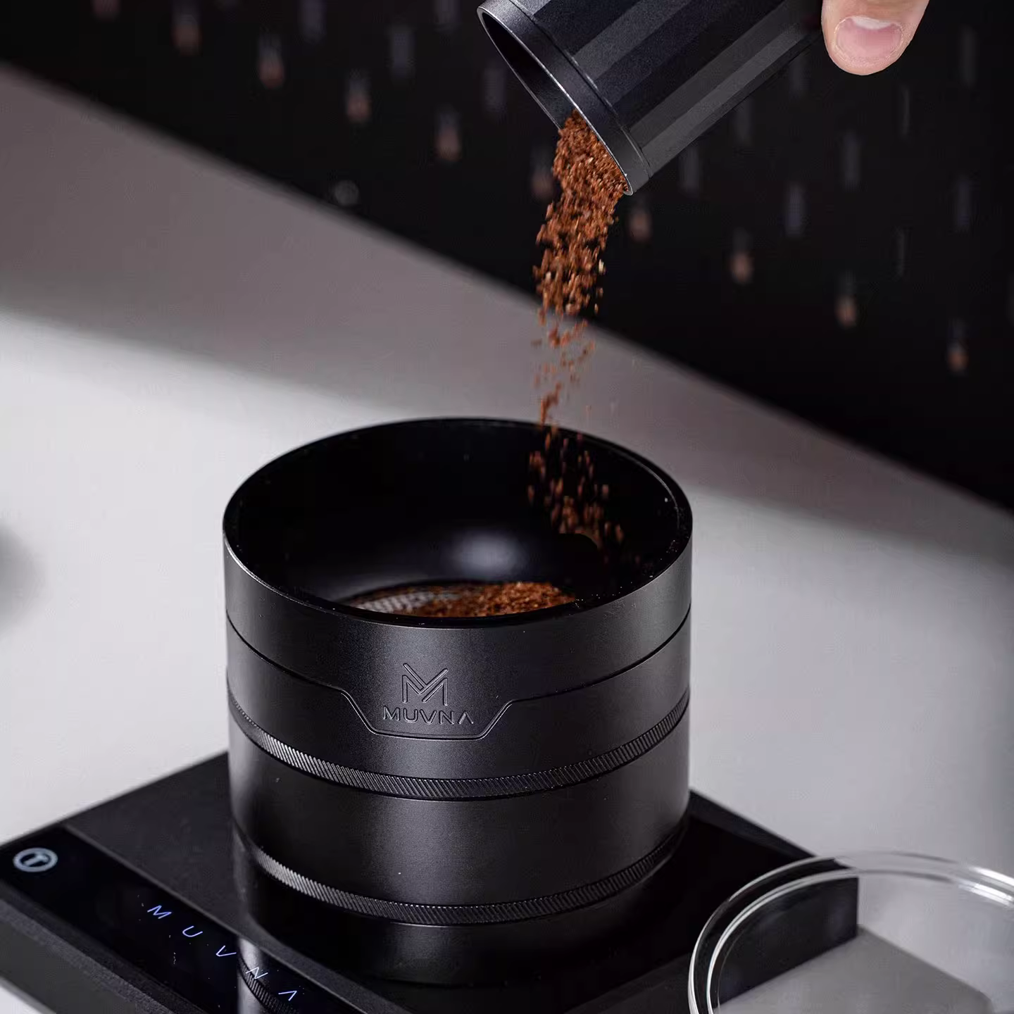 Máy xay cà phê MUVNA, có lưới lọc bột, xay được cả bột thô và bột mịn, lưới lọc bằng thép không gỉ.