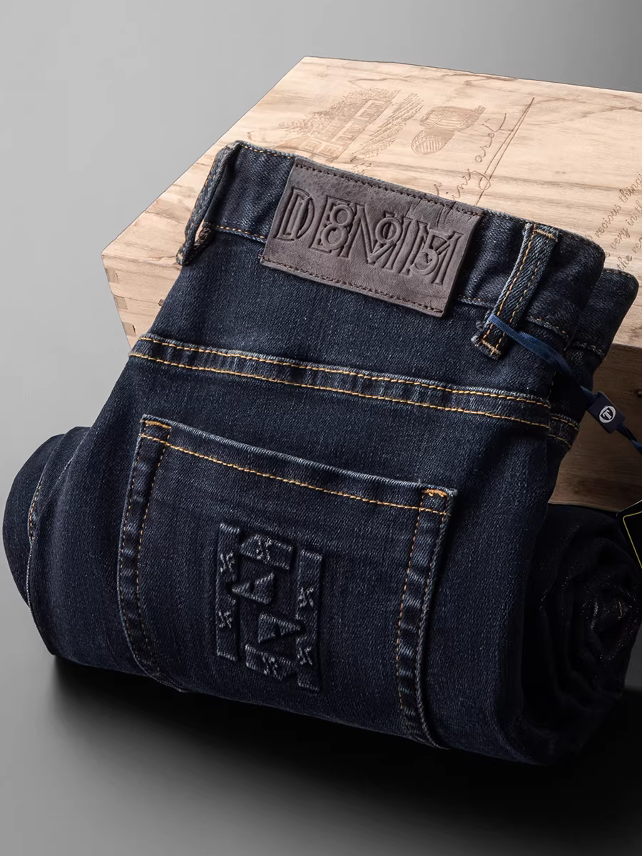 Quần jean nam thu đông mới, màu xanh đậm, kiểu dáng xuông rộng, chất liệu cotton mềm mại, co giãn và dày dặn.