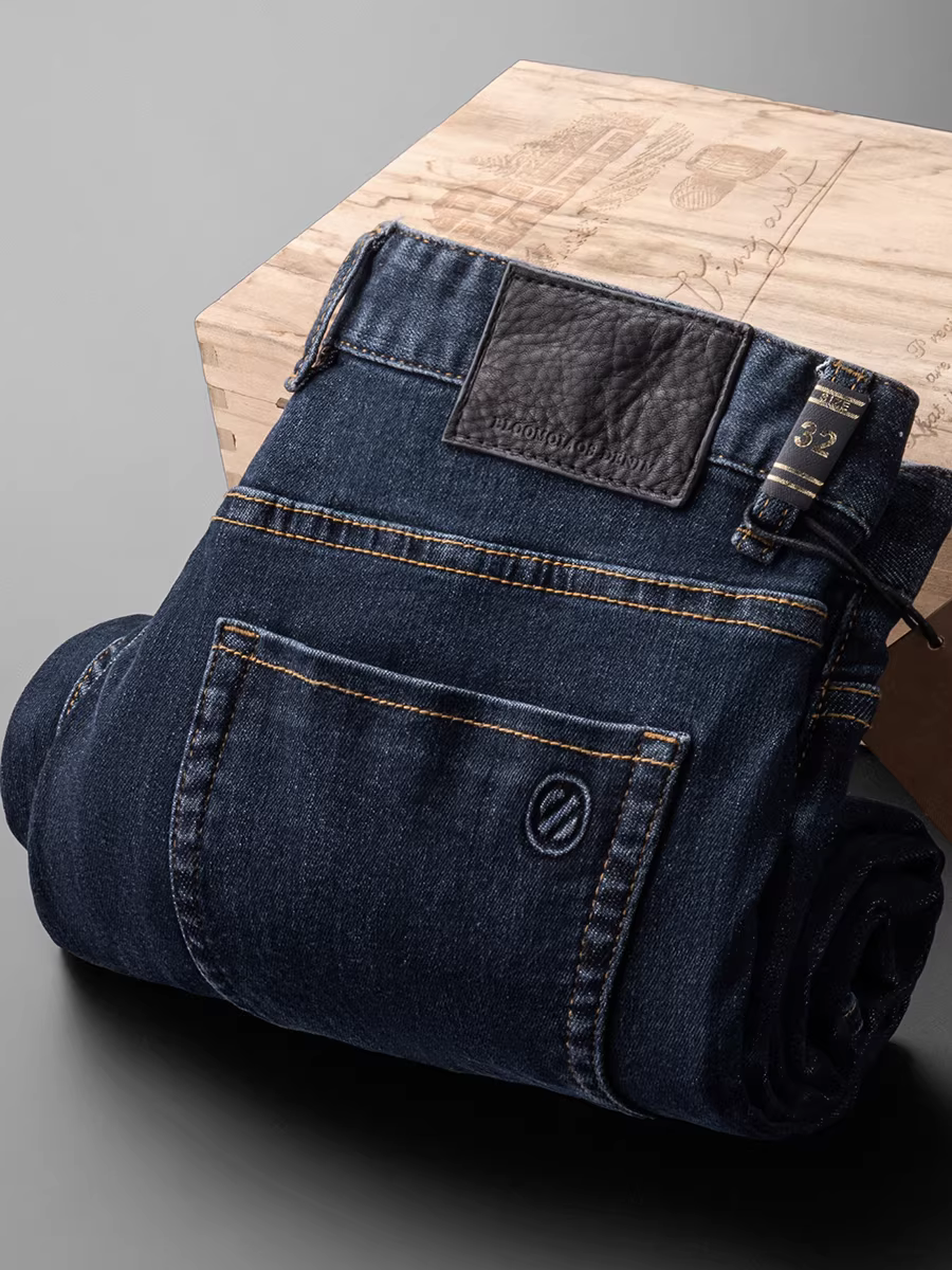 Quần jean nam thu đông mới, màu xanh đậm, kiểu dáng xuông rộng, chất liệu cotton mềm mại, co giãn và dày dặn.