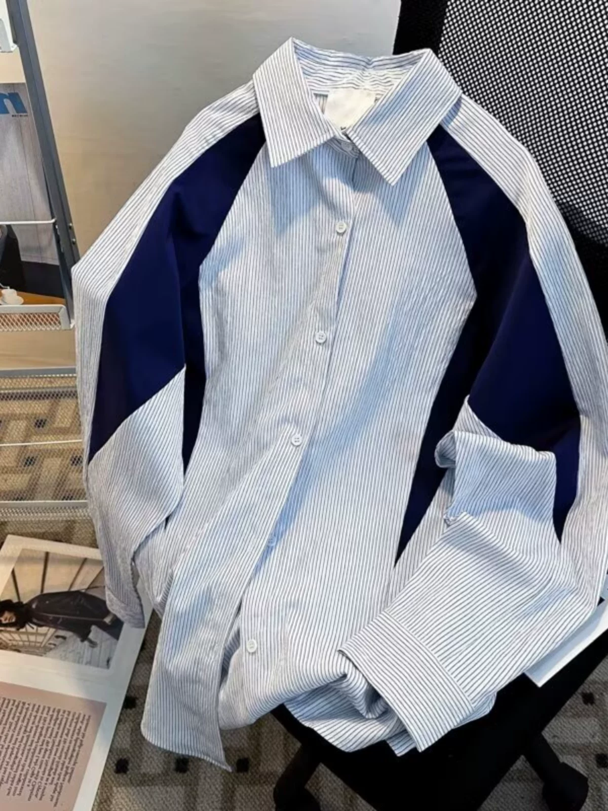 Áo sơ mi nam tay dài mùa thu 2025, kiểu dáng thời trang phối màu sọc, thiết kế rộng rãi phong cách Mỹ, cá tính.