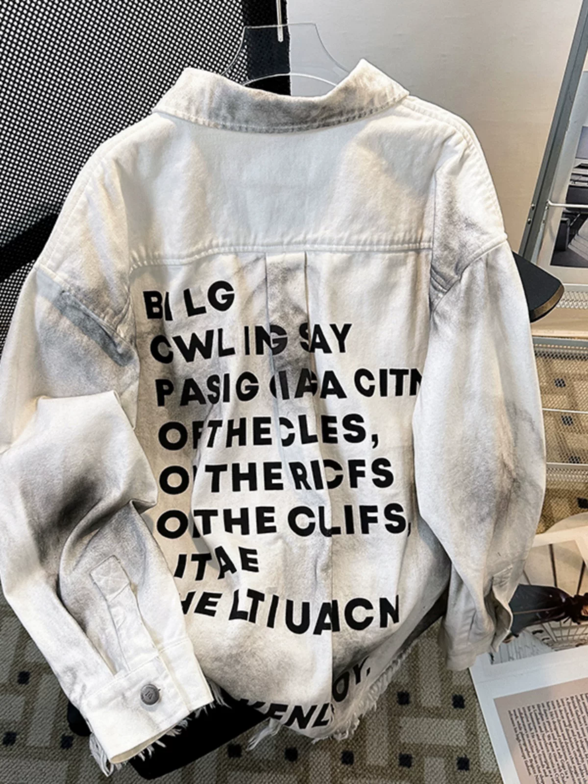 Áo khoác denim in chữ, kiểu dáng rách cá tính dành cho nam, áo khoác kiểu Mỹ thời thượng mùa xuân thu, áo khoác rộng rãi, phong cách công sở cá tính.