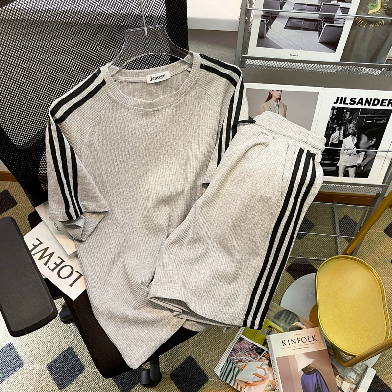 Bộ đồ thể thao Waffle dành cho nam, bộ đôi áo phông và quần đùi kẻ sọc rộng rãi thời trang mùa hè dành cho cặp đôi.