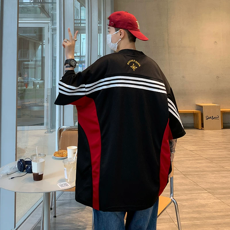 Áo thun nam tay ngắn cổ chữ V thêu họa tiết patchwork, phong cách retro Mỹ cá tính, áo thun mùa hè thời thượng dáng rộng tay lửng.