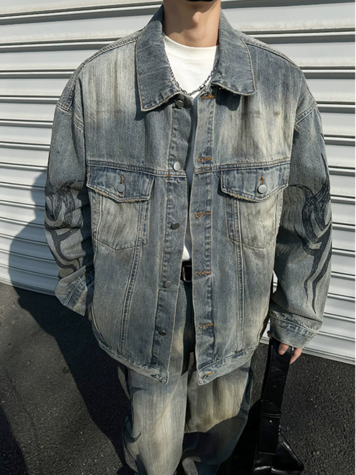 Áo khoác denim thêu họa tiết totem dành cho nam, phong cách mùa xuân thu, kiểu Mỹ, áo khoác công sở đã qua xử lý giặt mềm, áo khoác dáng rộng thời thượng phong cách đường phố.