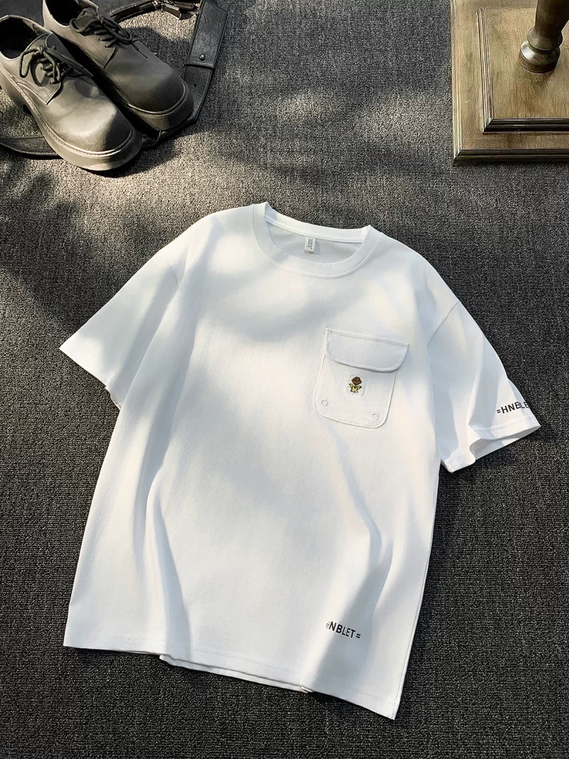 Áo thun ngắn tay thêu họa tiết retro của Mỹ dành cho nam và nữ, áo kiểu dáng rộng rãi thoải mái mùa hè với thiết kế túi thời thượng.