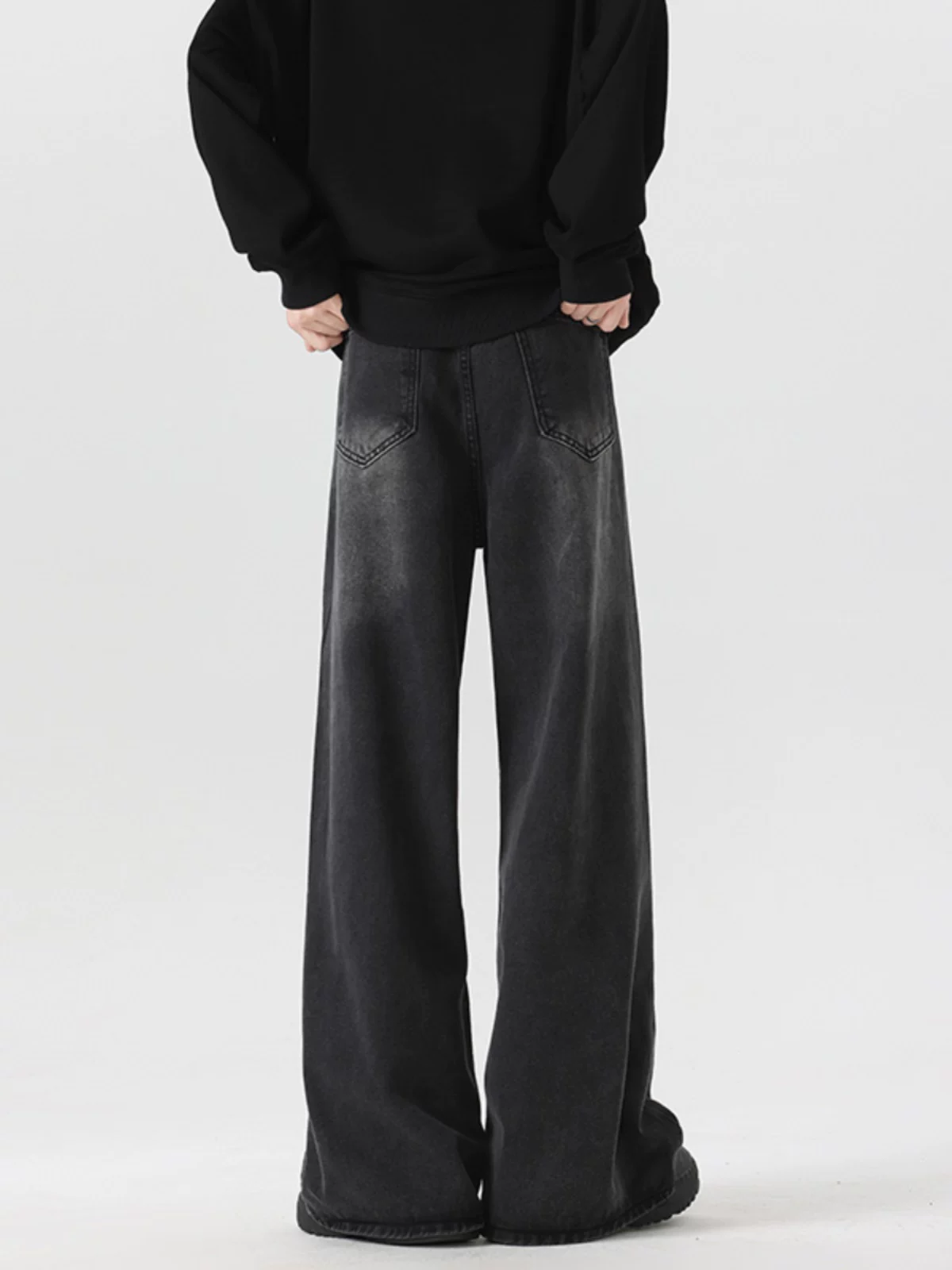 Quần jeans hip-hop thời thượng mùa hè dành cho nam, phong cách đường phố Mỹ cổ điển, quần ống rộng xòe dài chạm đất, chất liệu washed.