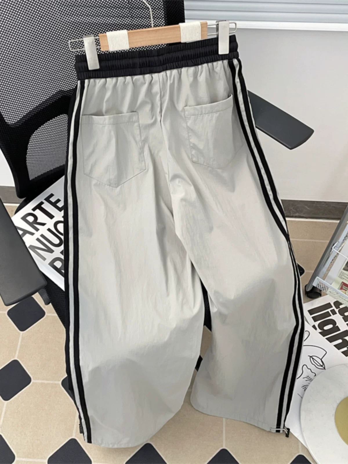 Quần thể thao nam phối vải sọc, phong cách hip-hop Mỹ thời thượng, dáng rộng, chất liệu lụa đá mỏng nhanh khô mùa hè.