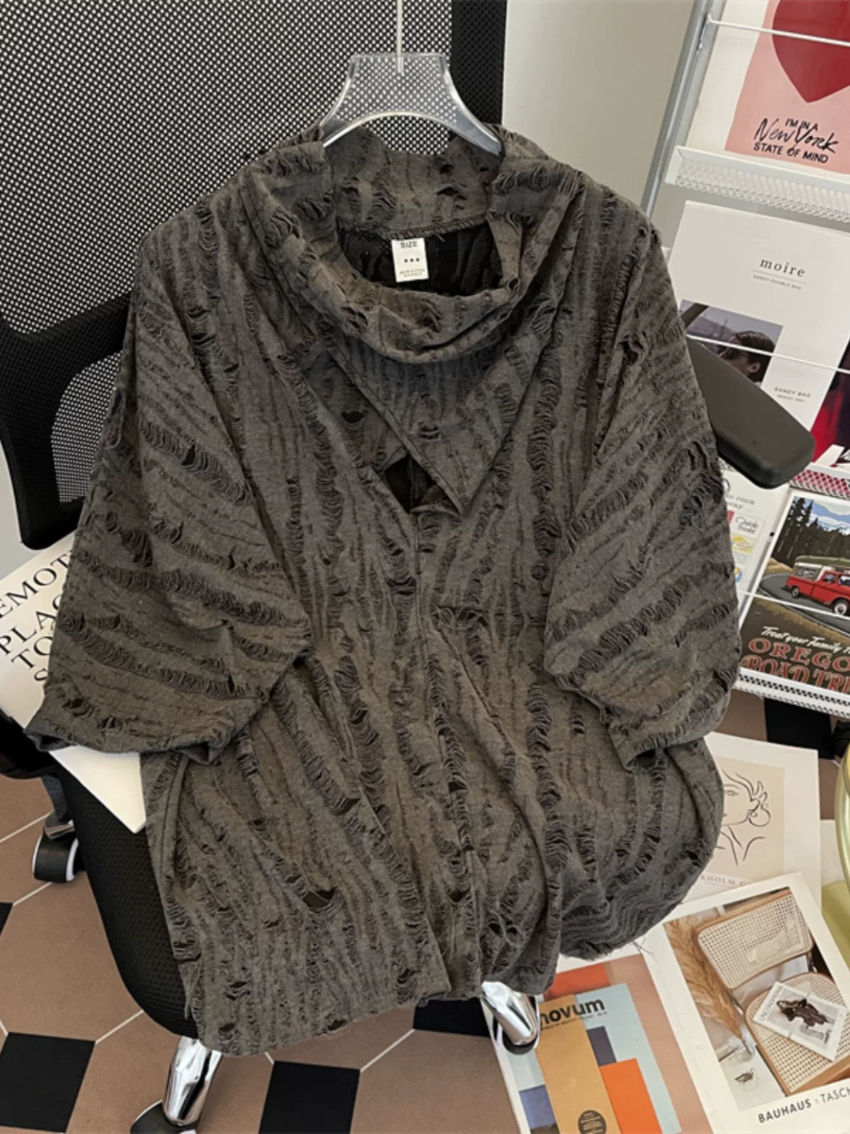 Áo thun rách không đều kiểu dáng độc đáo dành cho nam và nữ, áo kiểu dáng niche, phong cách mùa hè rộng rãi hợp thời trang, áo thun tay ba phần.