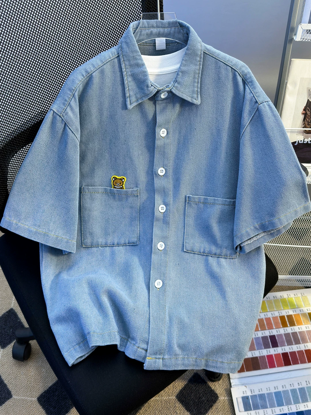 Áo sơ mi denim thêu hình gấu cho nam, áo sơ mi tay lửng mỏng dáng rộng mùa hè, áo khoác ngoài phong cách Mỹ cá tính.