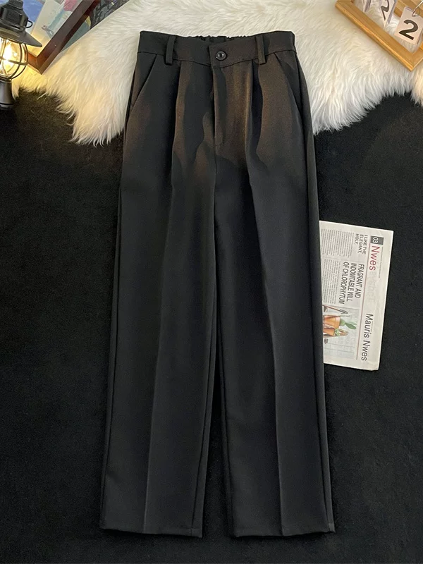 Quần tây nam màu đen thời trang mùa hè, chất liệu mỏng, dáng rộng, ống suông, có độ rủ tự nhiên.