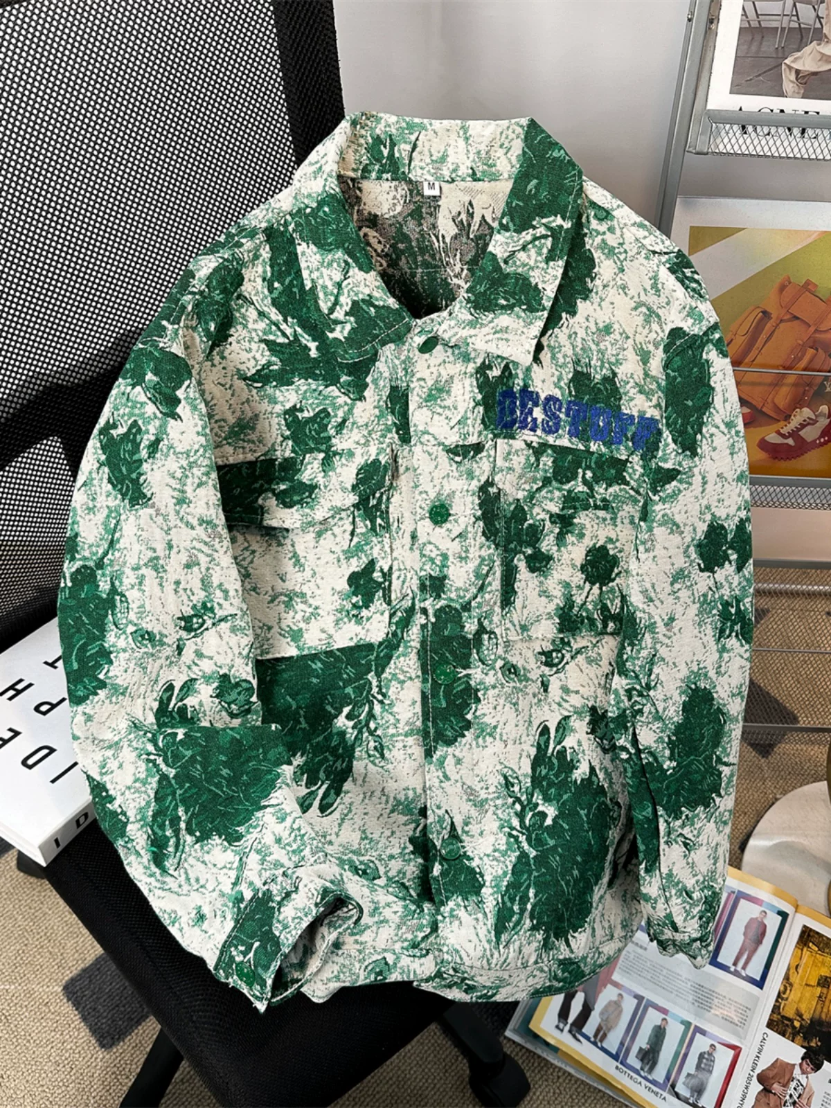 Áo khoác denim thêu họa tiết tie-dye dành cho nam, phong cách Mỹ thời thượng mùa xuân thu, kiểu dáng rộng rãi, cảm giác cao cấp và cá tính.