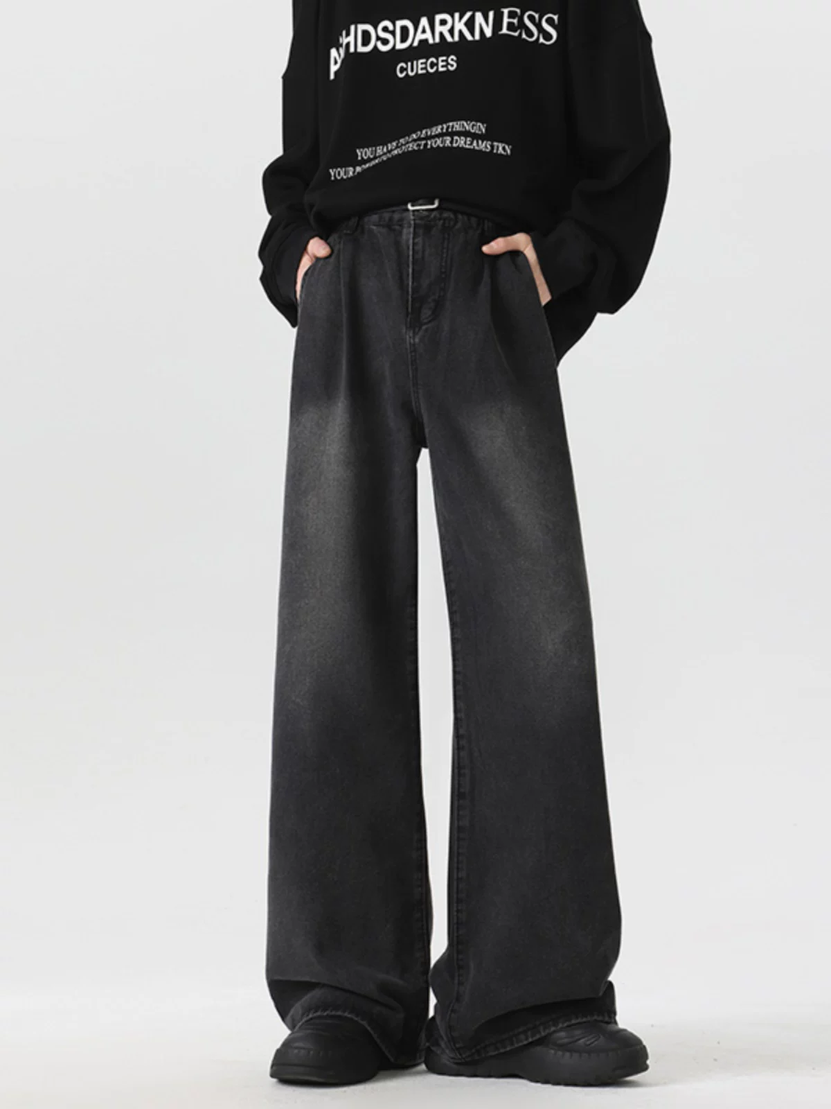 Quần jeans hip-hop thời thượng mùa hè dành cho nam, phong cách đường phố Mỹ cổ điển, quần ống rộng xòe dài chạm đất, chất liệu washed.