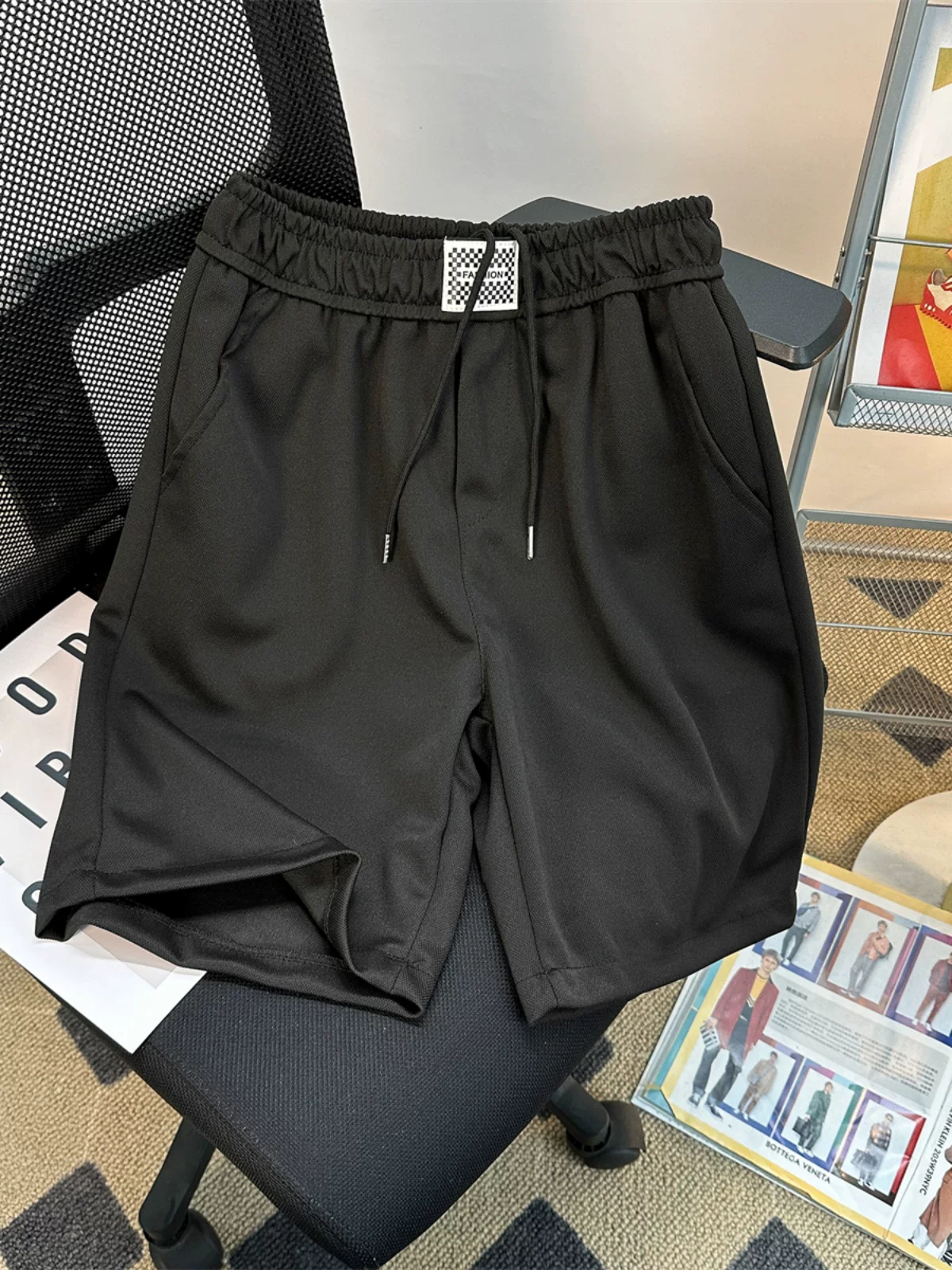 Quần short nam mùa hè phong cách trưởng thành nhẹ nhàng, quần năm phần chất liệu lụa băng mát mẻ, dáng rộng, chất liệu dày dặn, quần thể thao thời trang thương hiệu hot trend.