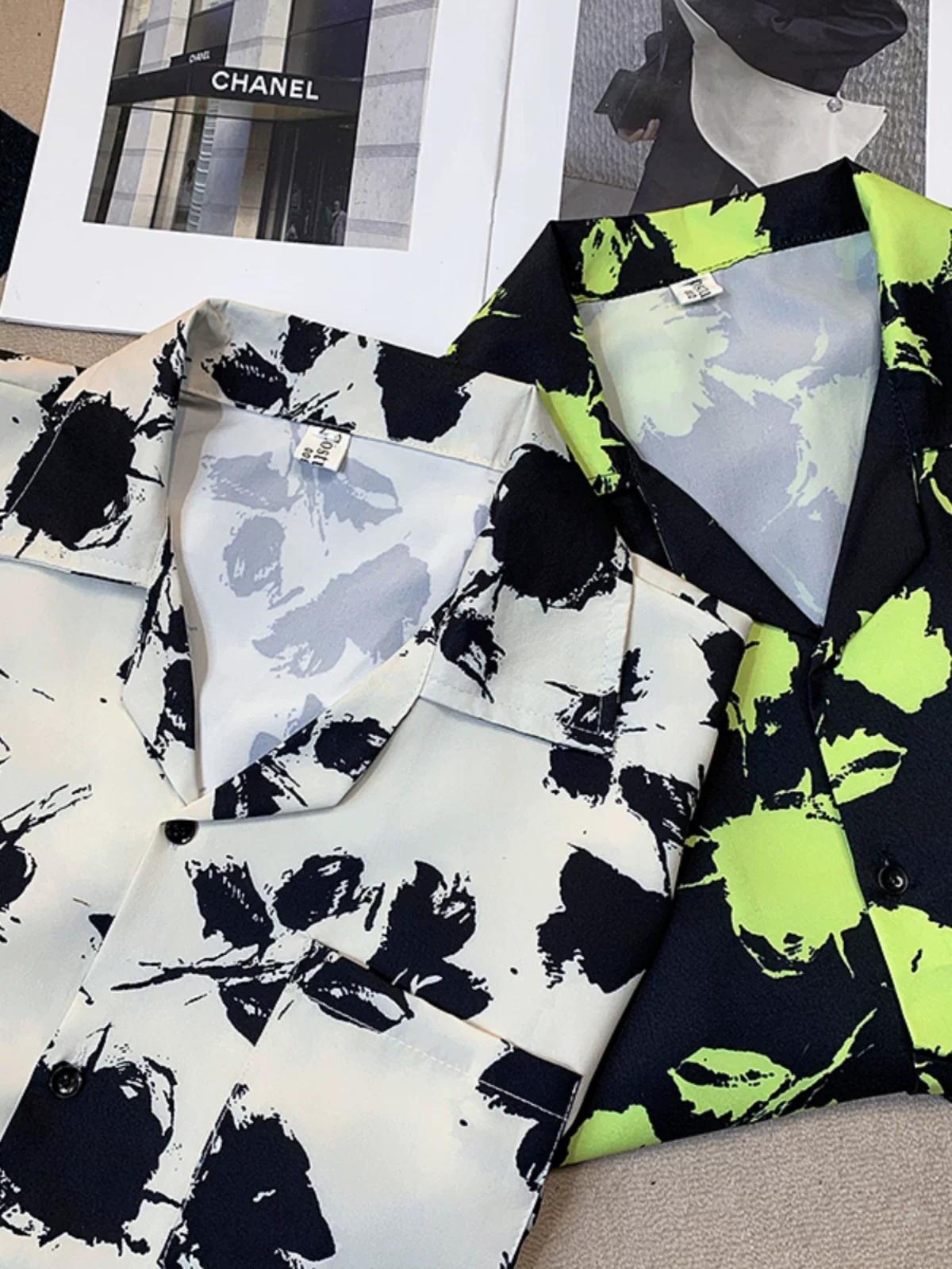 Áo sơ mi hoa phong cách Hồng Kông giản dị dành cho nam, áo sơ mi vải lụa mùa hè tay ngắn, áo đôi phong cách Mỹ thời thượng.