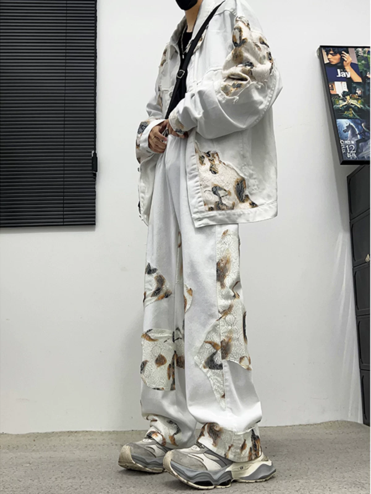 Bộ vest nam phong cách Mỹ thời thượng, mùa xuân thu, dáng rộng, áo khoác denim phối ren và quần.