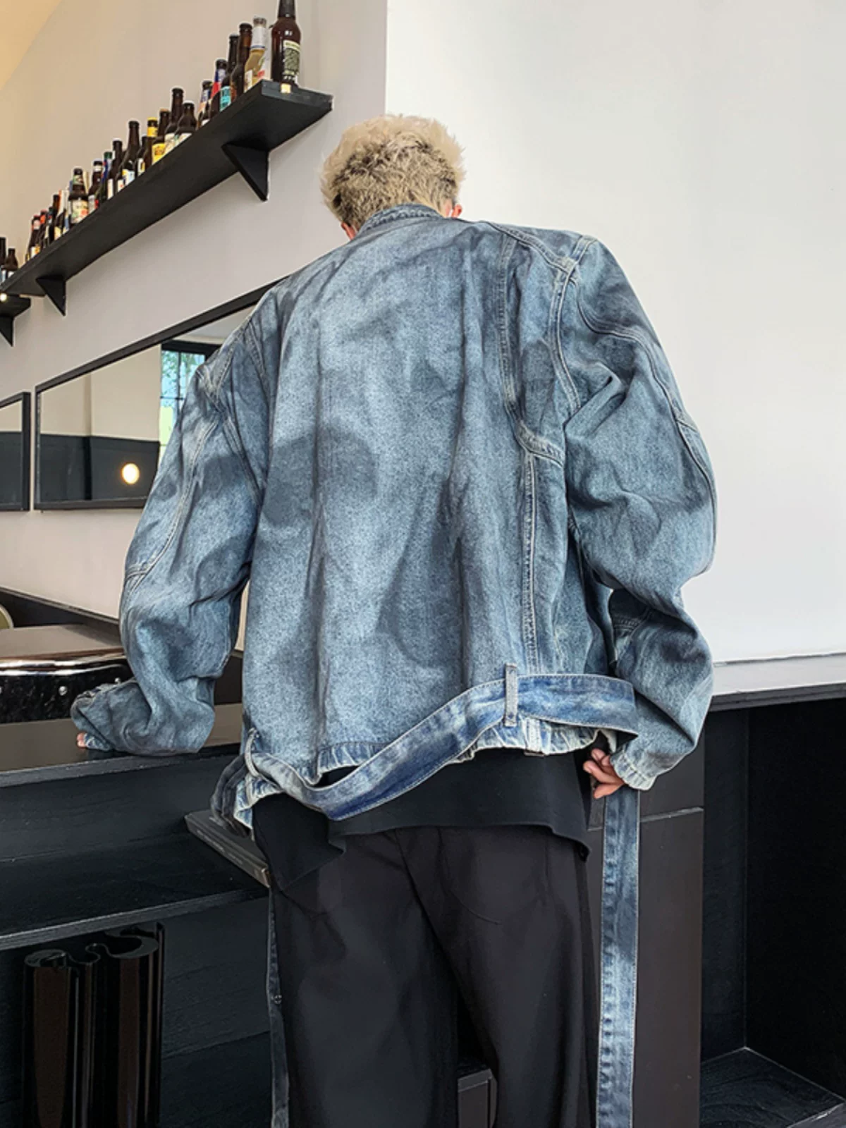 Áo khoác denim nam có đệm vai và khóa kéo, thiết kế thời trang xuân thu, kiểu dáng rộng ngắn phong cách đường phố Mỹ.