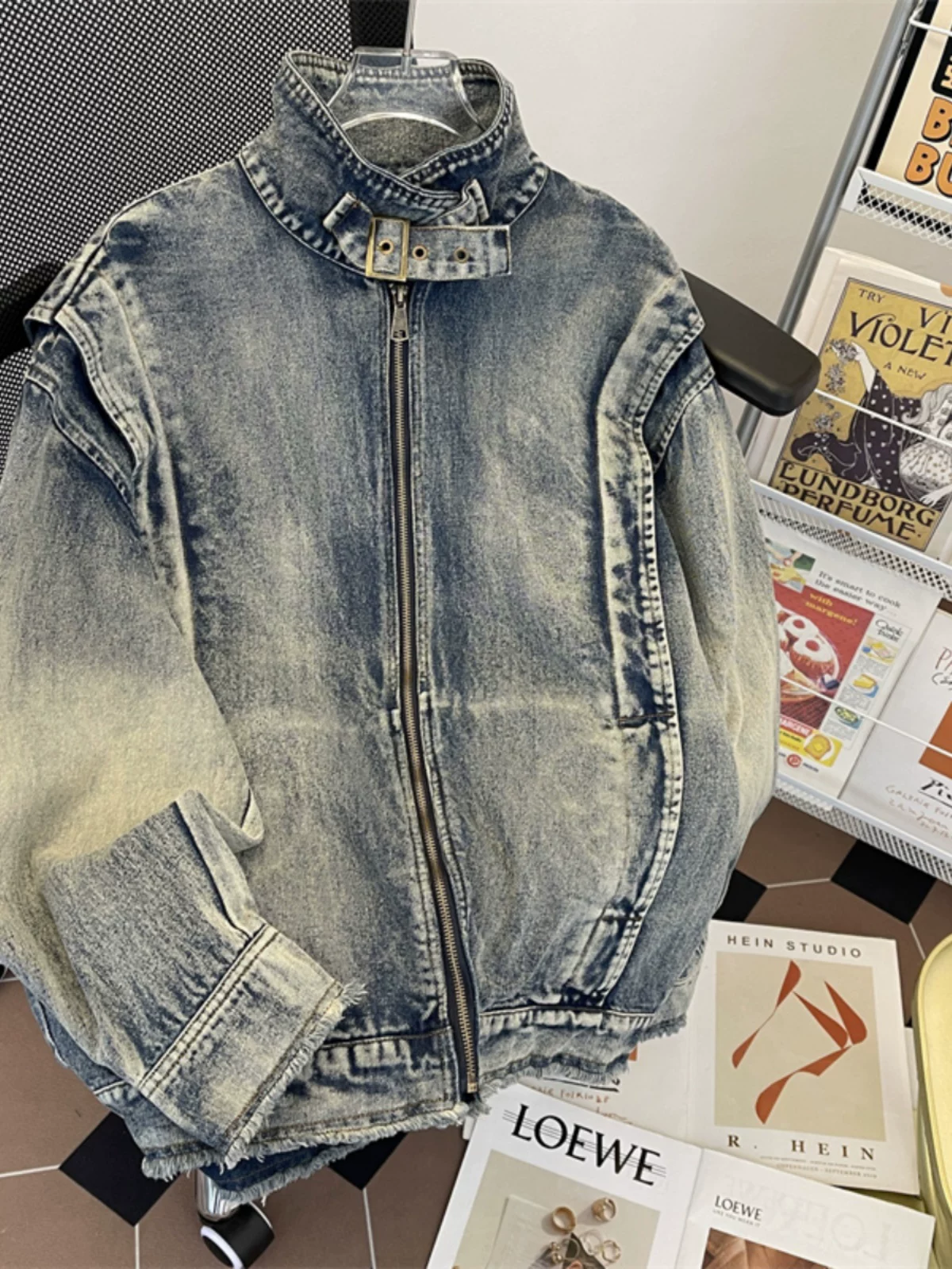 Áo khoác denim nam dày dặn, đã qua xử lý, dáng rộng, cổ đứng, phong cách biker, thời trang thu đông, kiểu Mỹ, phong cách workwear.