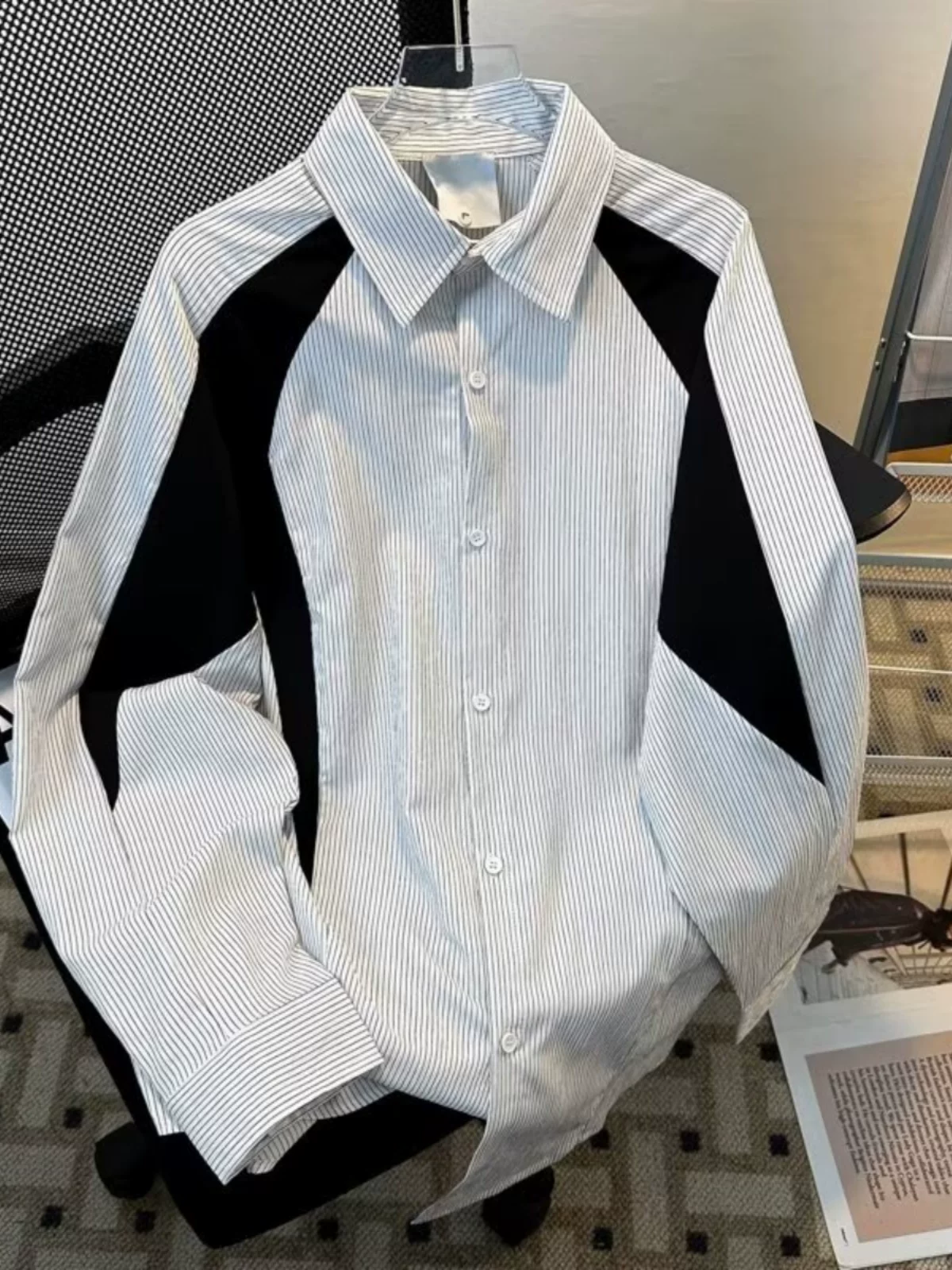 Áo sơ mi nam tay dài mùa thu 2025, kiểu dáng thời trang phối màu sọc, thiết kế rộng rãi phong cách Mỹ, cá tính.