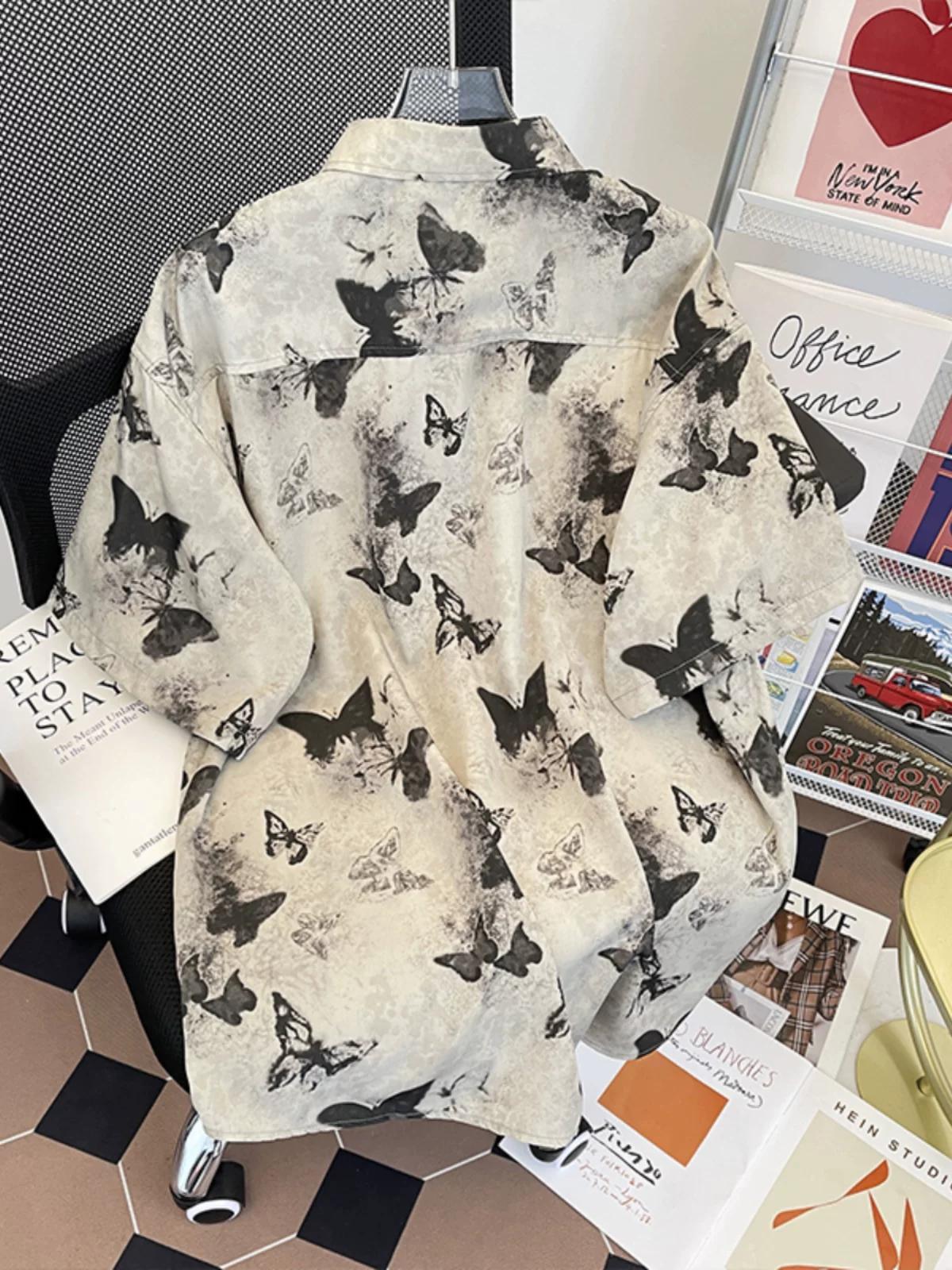Áo sơ mi in họa tiết tie-dye hình bướm dành cho nam và nữ, áo sơ mi lụa đá mùa hè mới 2024, kiểu dáng rộng rãi, thời trang, chất liệu mát mẻ.