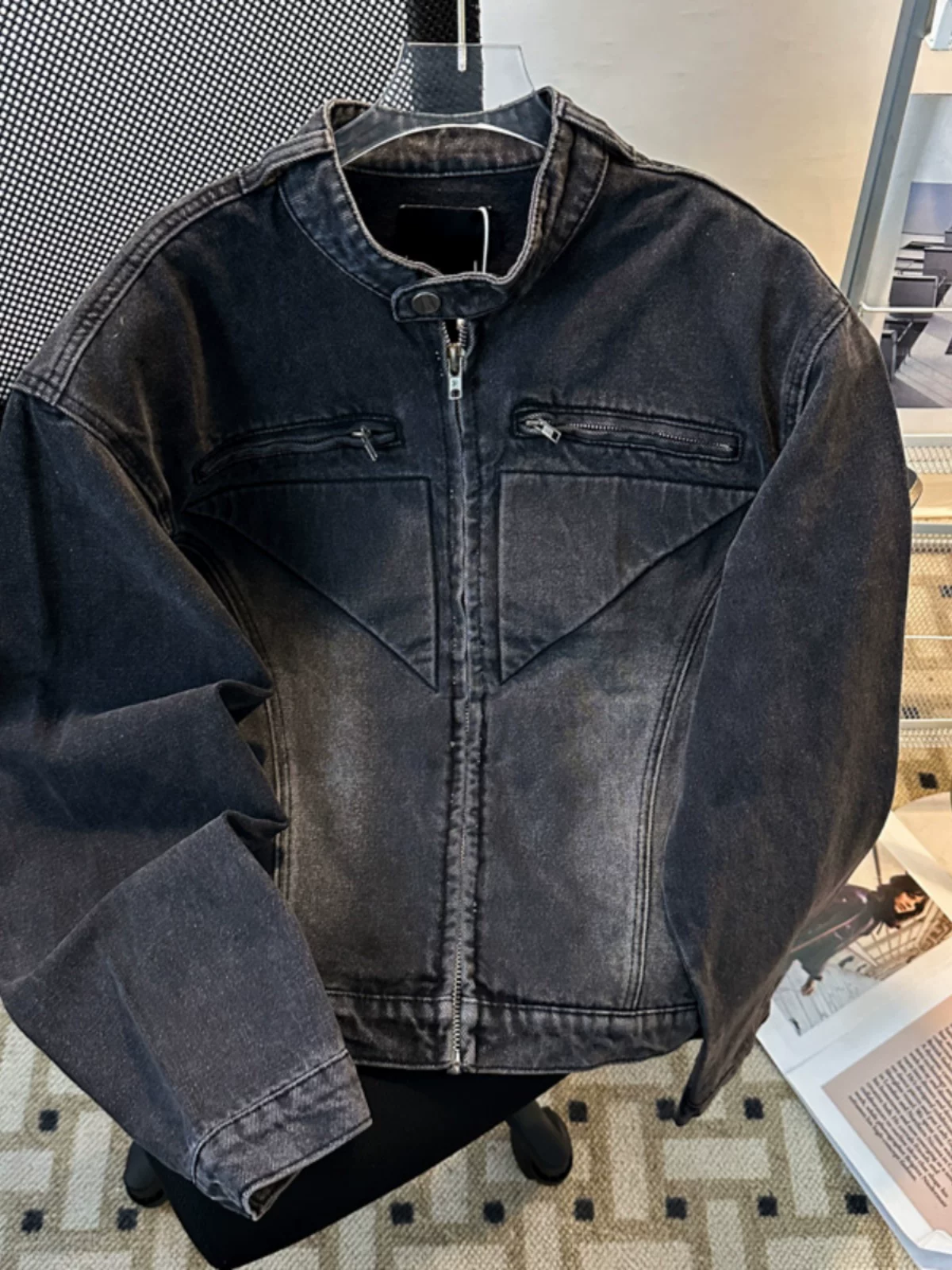 Áo khoác denim nam kiểu dáng ngắn, có đệm vai, thiết kế phá cách, giặt mài và tạo hiệu ứng cũ kỹ, phong cách thời trang Mỹ, thích hợp cho mùa xuân và mùa thu.
